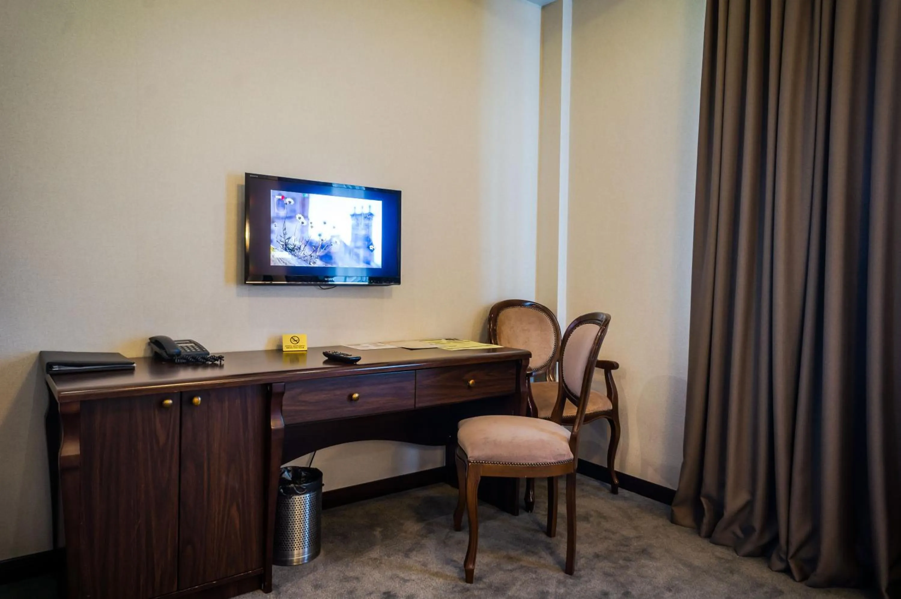 TV and multimedia in Royal Palace Hotel
