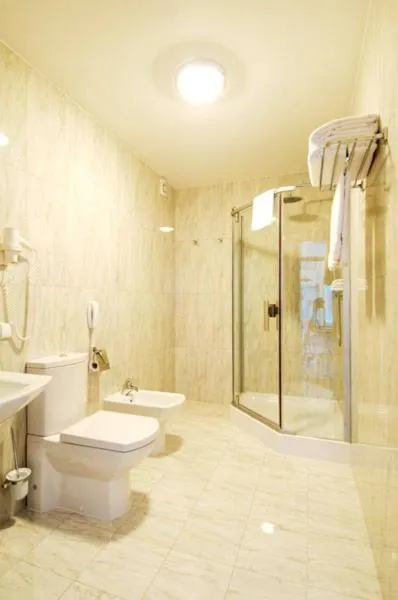 Shower in Royal Palace Hotel