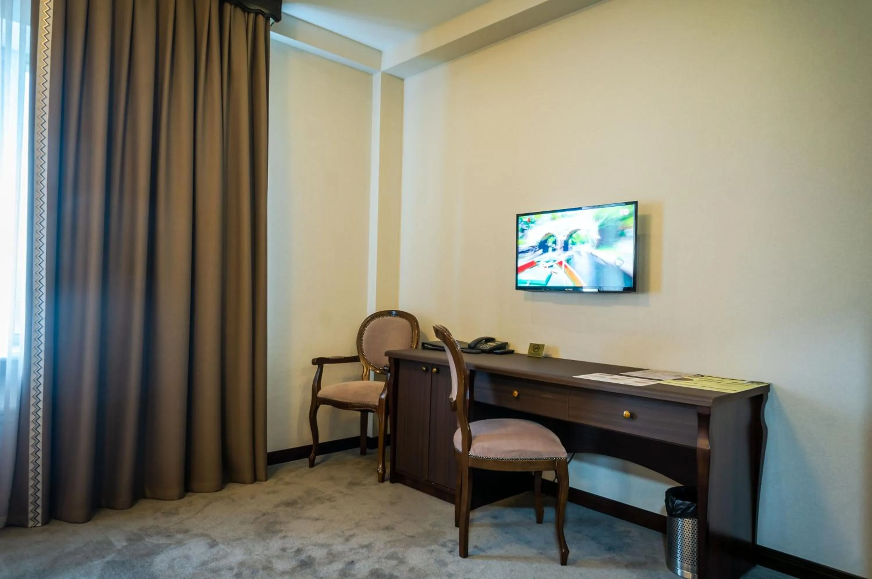 Communal lounge/ TV room in Royal Palace Hotel