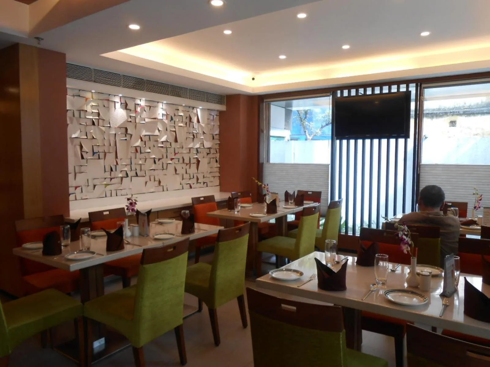 Restaurant/places to eat in Southern Plaza