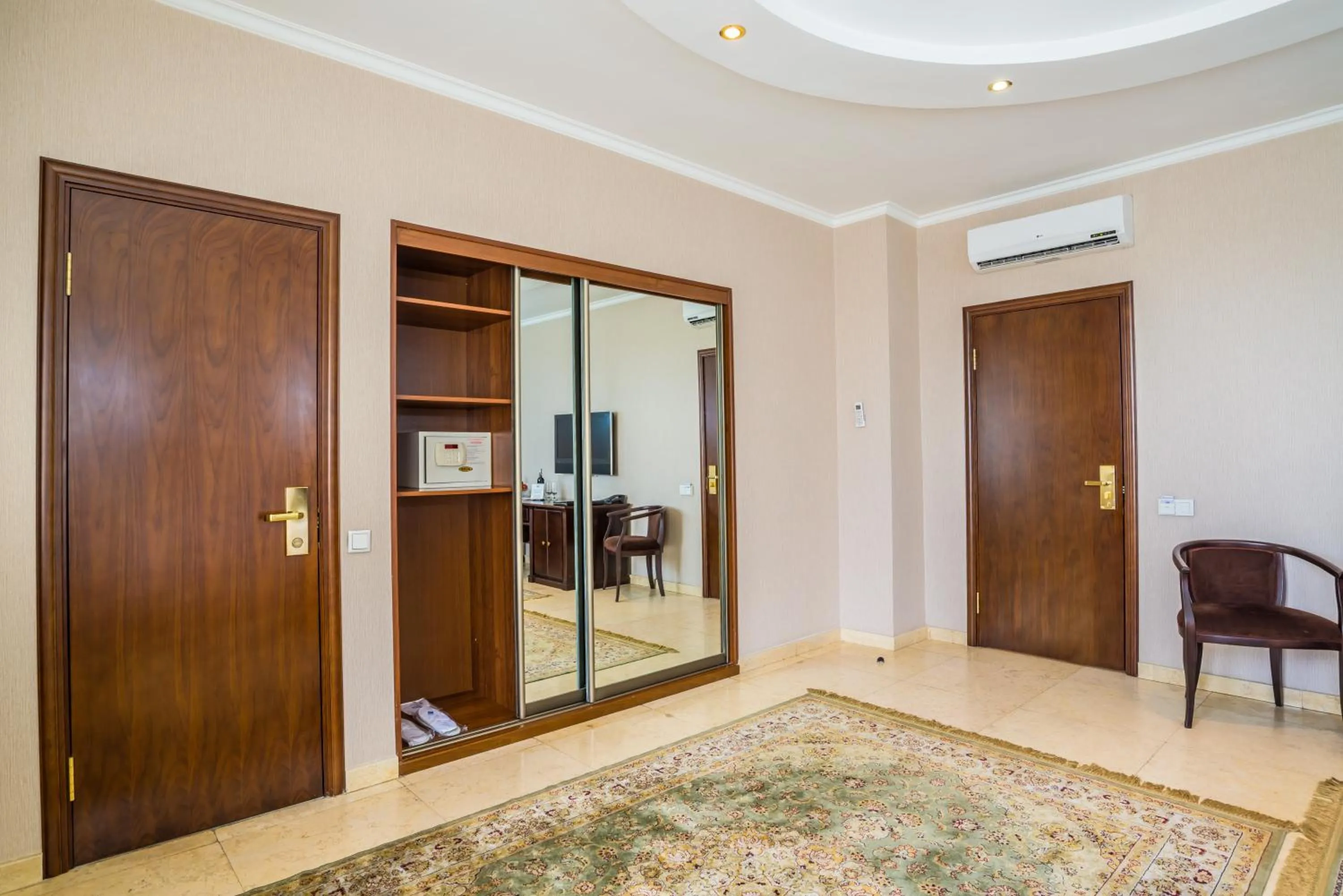 Photo of the whole room in Royal Petrol Hotel