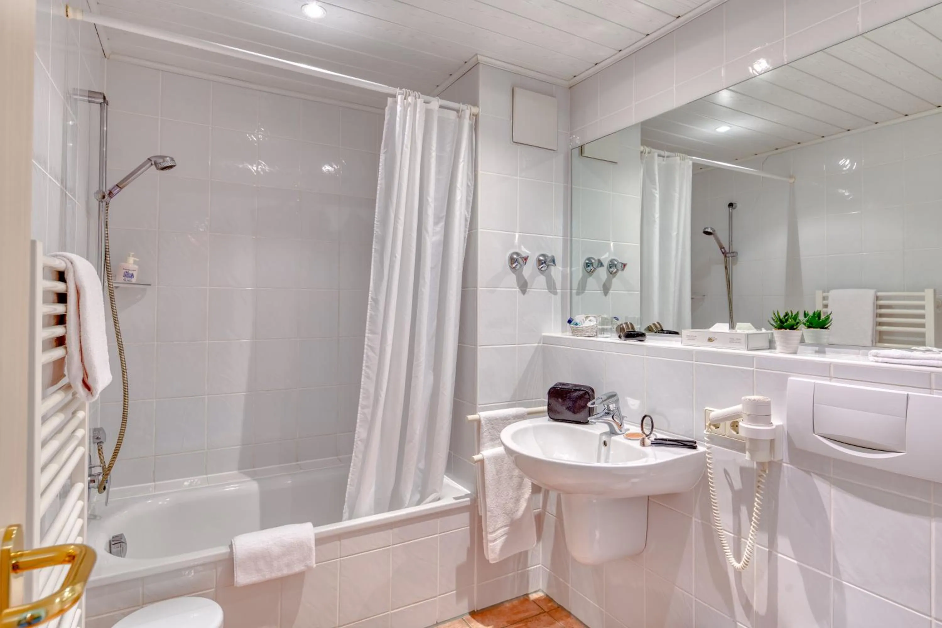 Bathroom in Hotel Alt Vellern