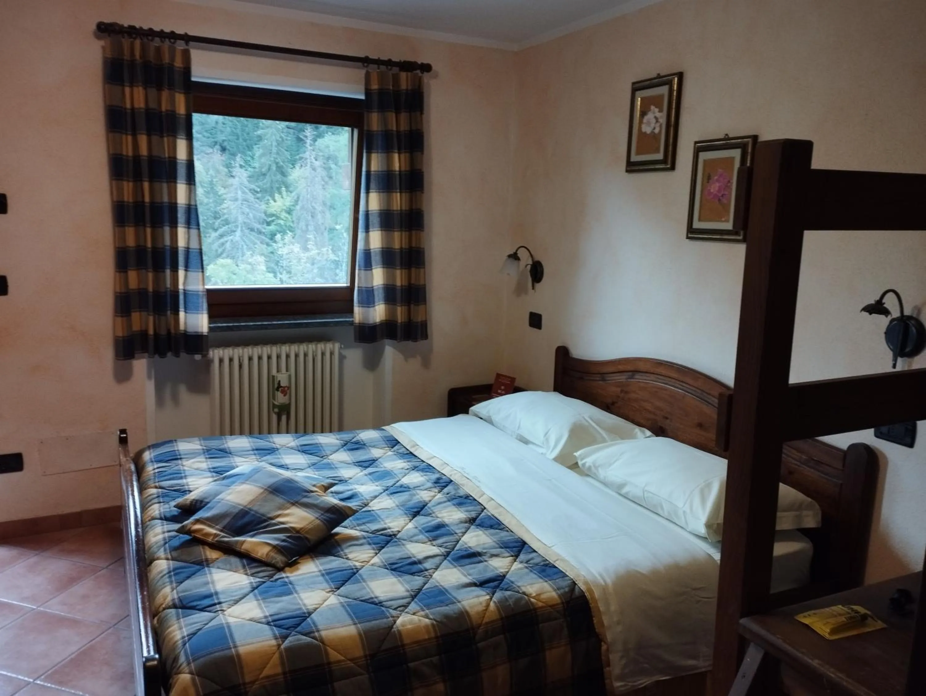 Bedroom, Bed in Chambres D'Hotes Les Fleurs