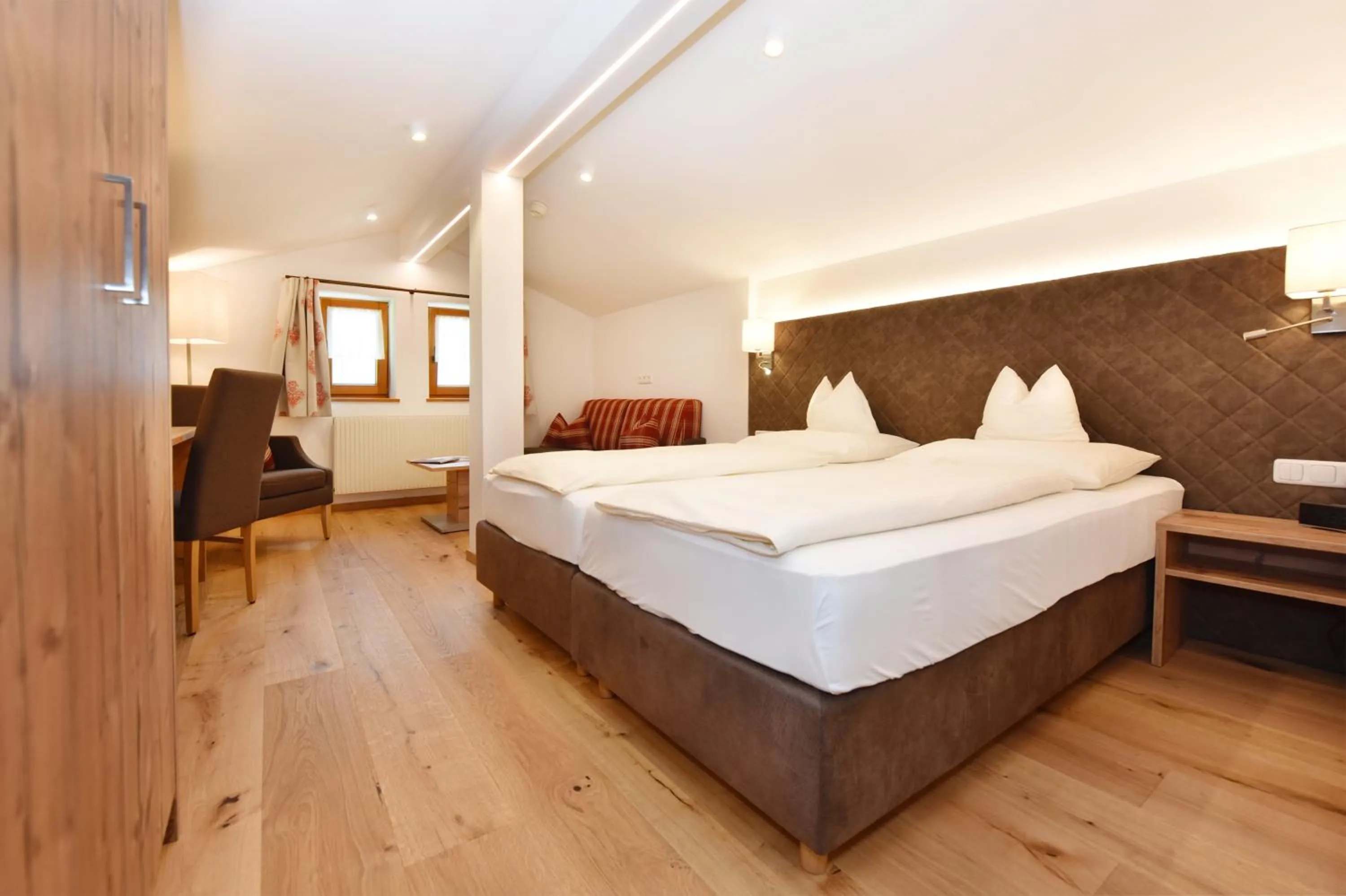 Photo of the whole room, Bed in Gasthaus & Pension Alphorn