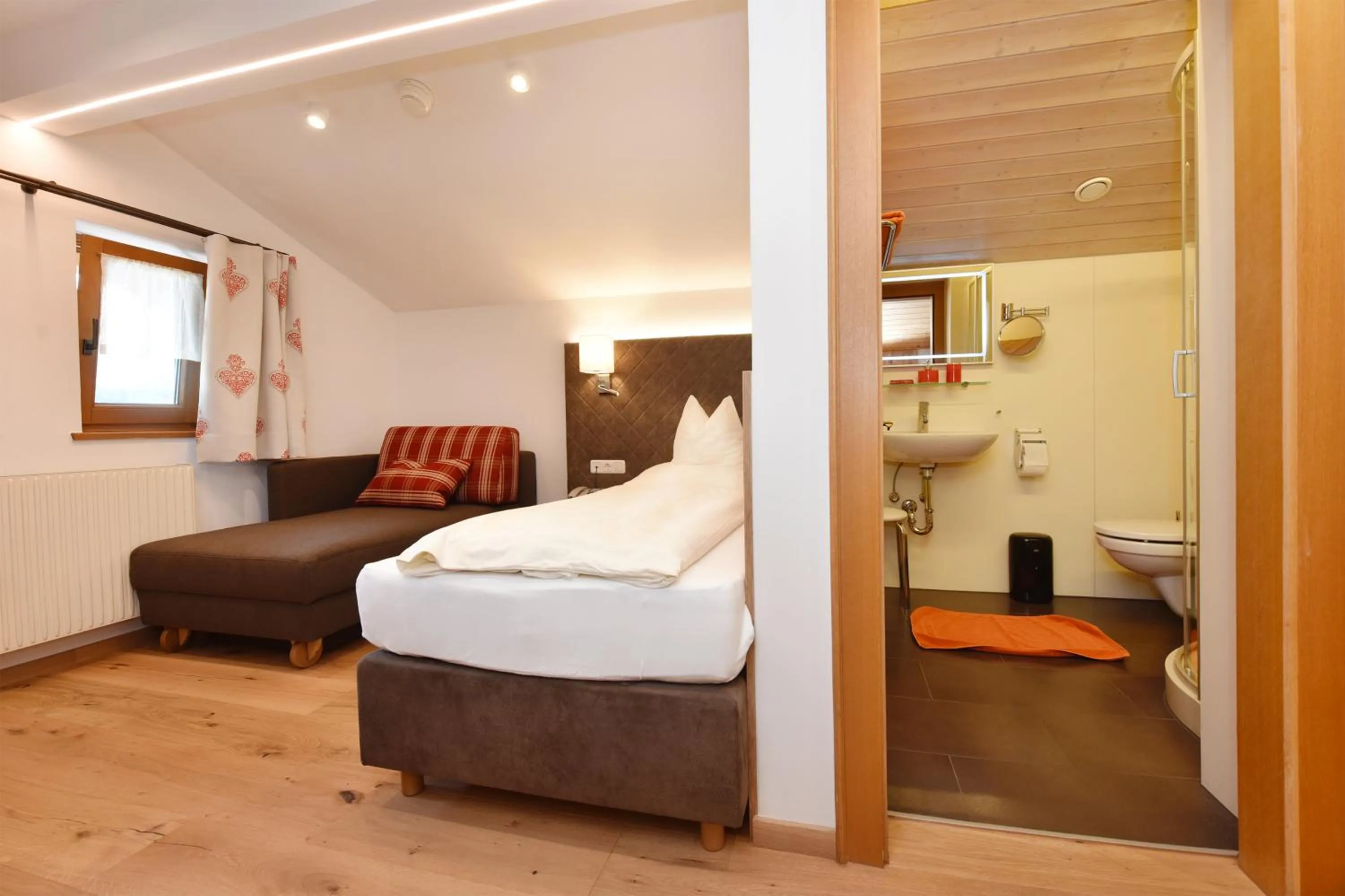 Photo of the whole room, Bed in Gasthaus & Pension Alphorn