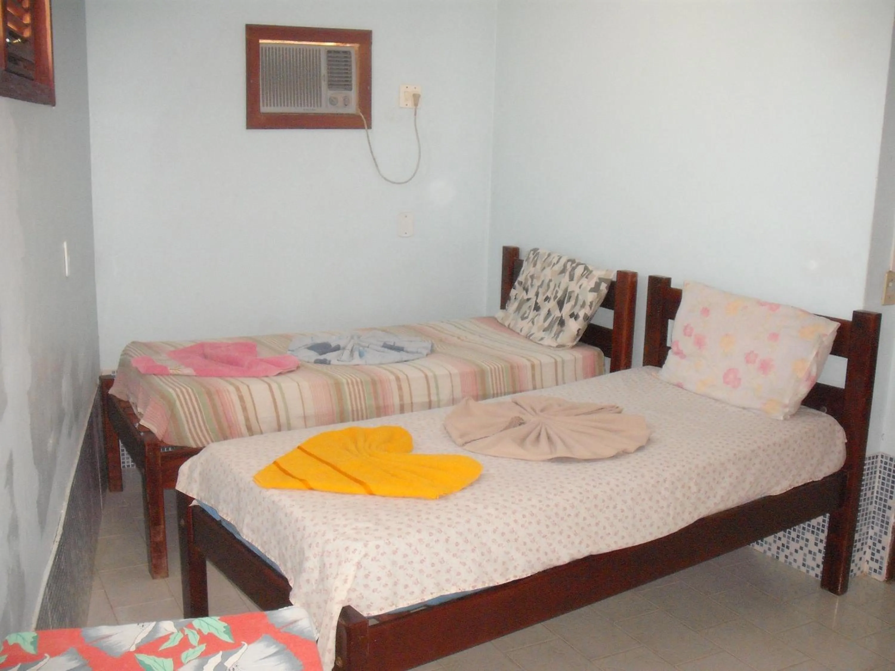 Photo of the whole room, Bed in Pousada Chalé Suiço
