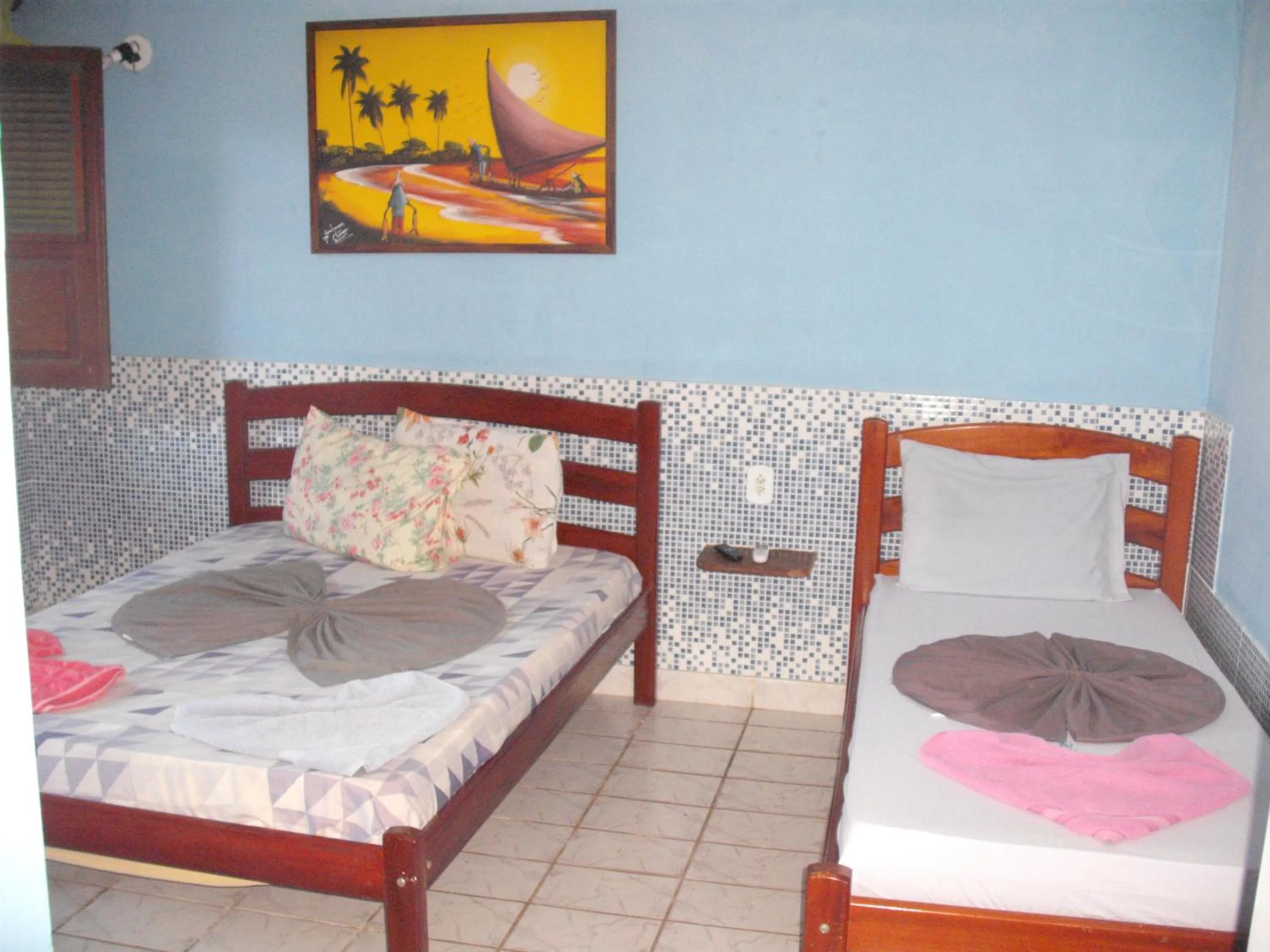 Photo of the whole room, Bed in Pousada Chalé Suiço