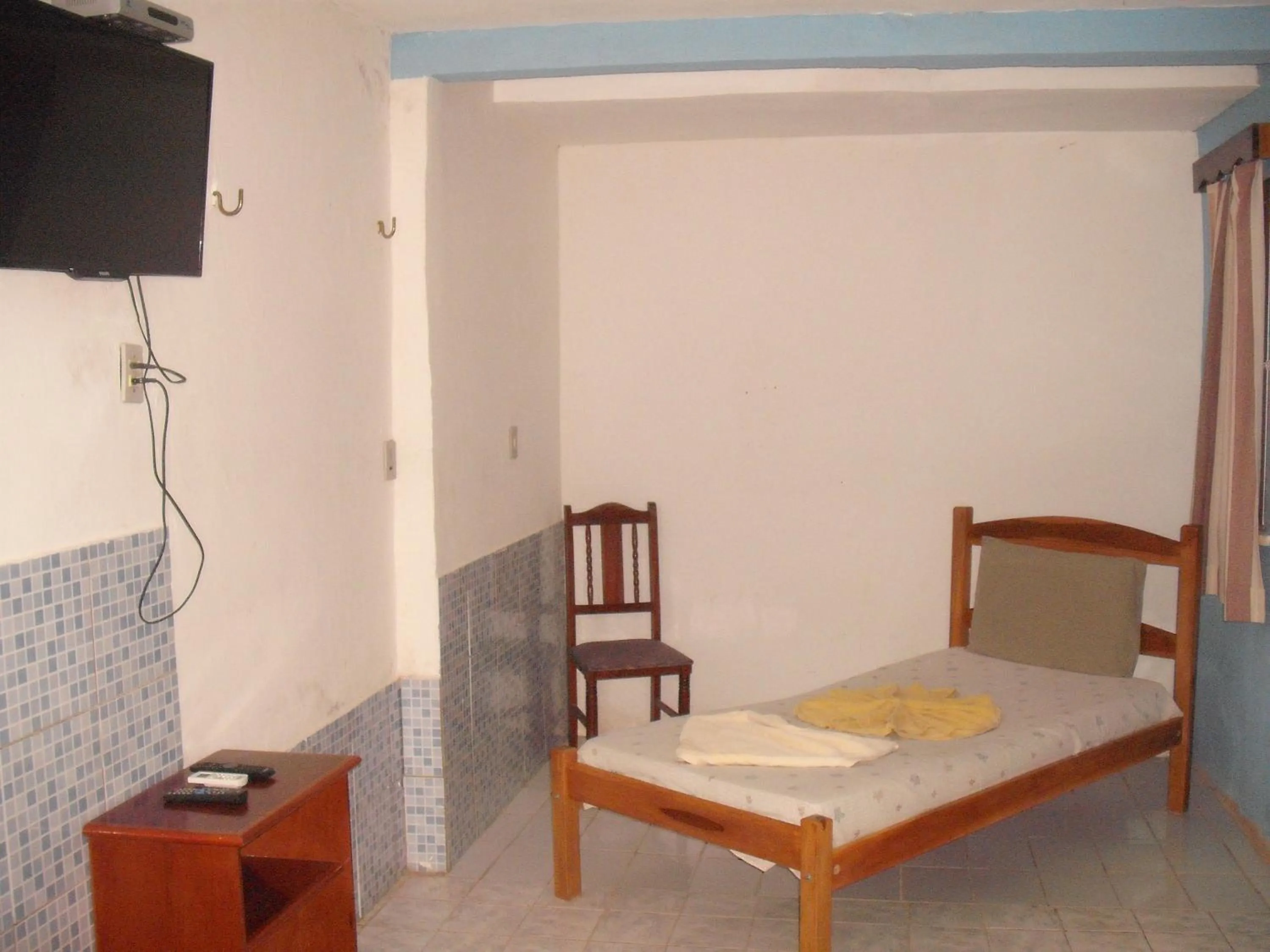 Photo of the whole room, Bed in Pousada Chalé Suiço