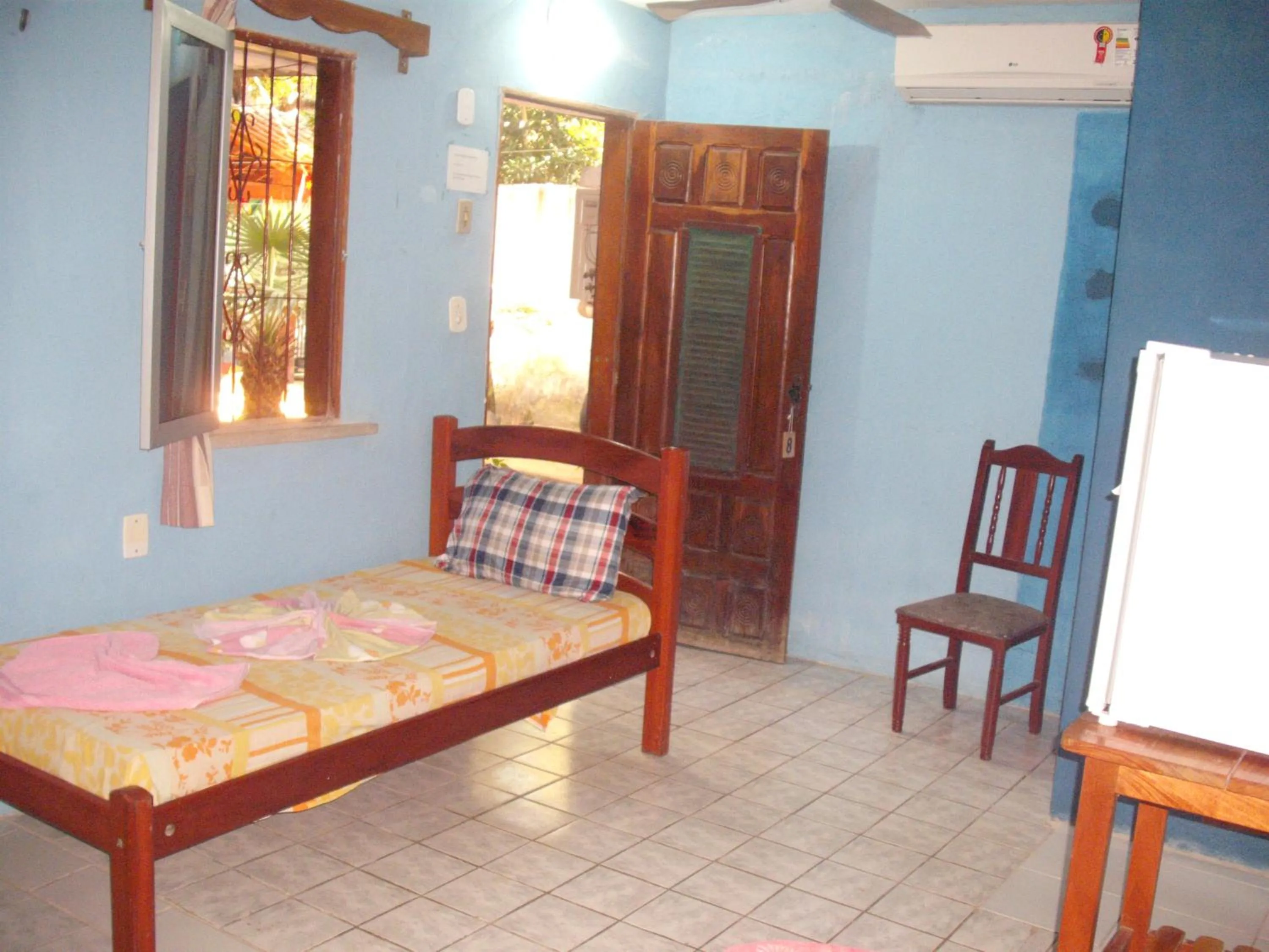 Photo of the whole room, Bed in Pousada Chalé Suiço