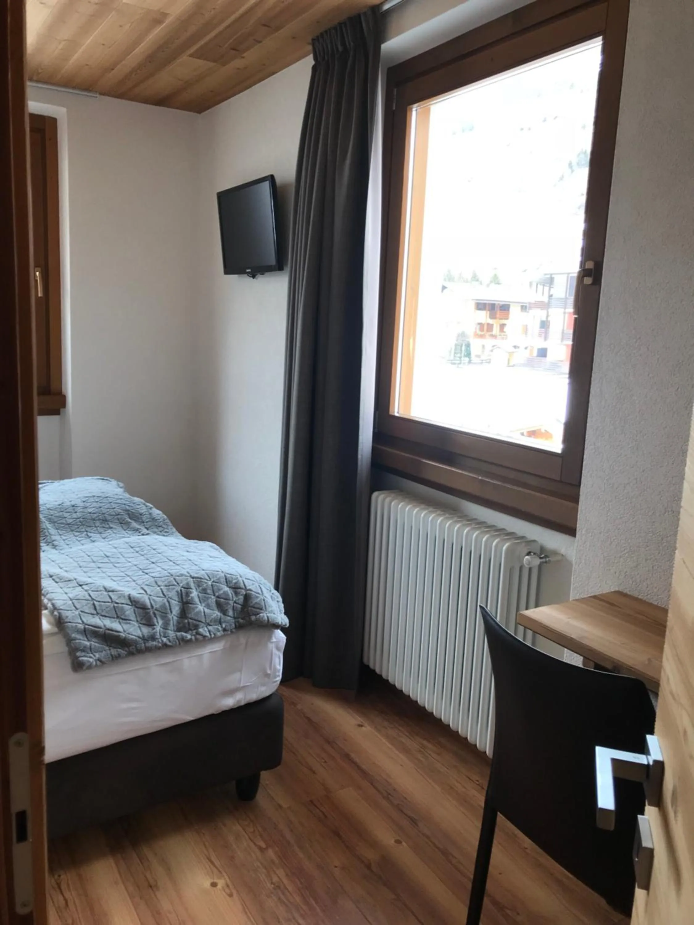 Bedroom, Bed in Alpen Hotel Chalet