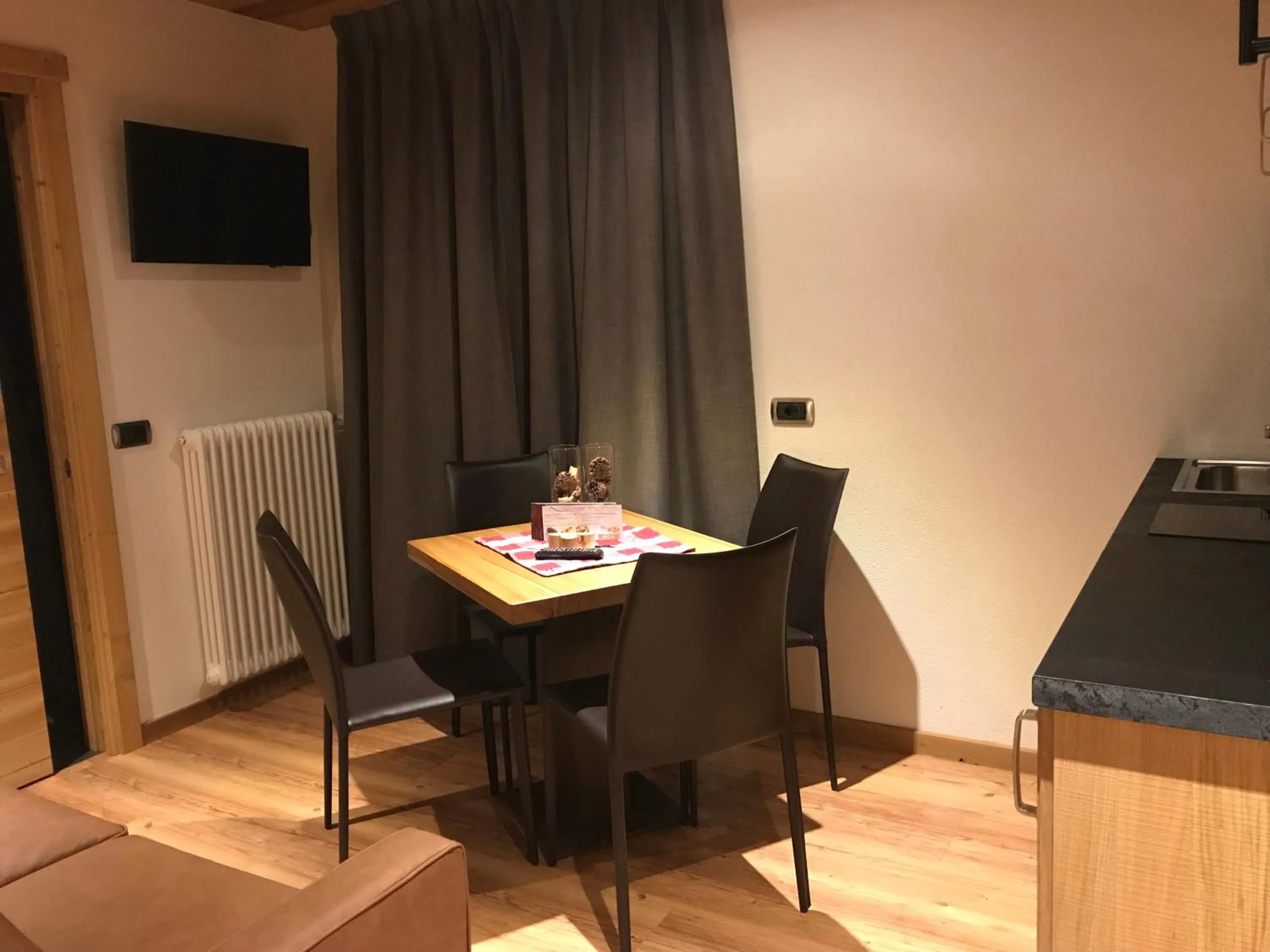 Dining area in Alpen Hotel Chalet