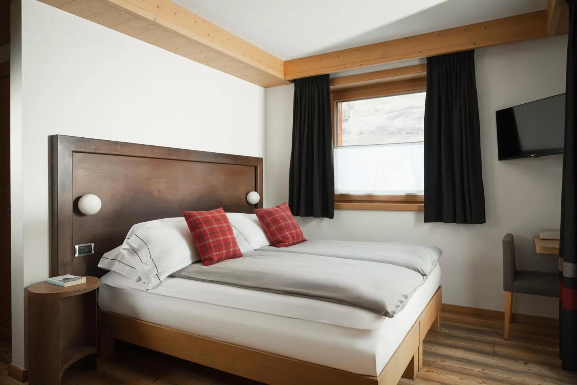 Bedroom, Bed in Alpen Hotel Chalet