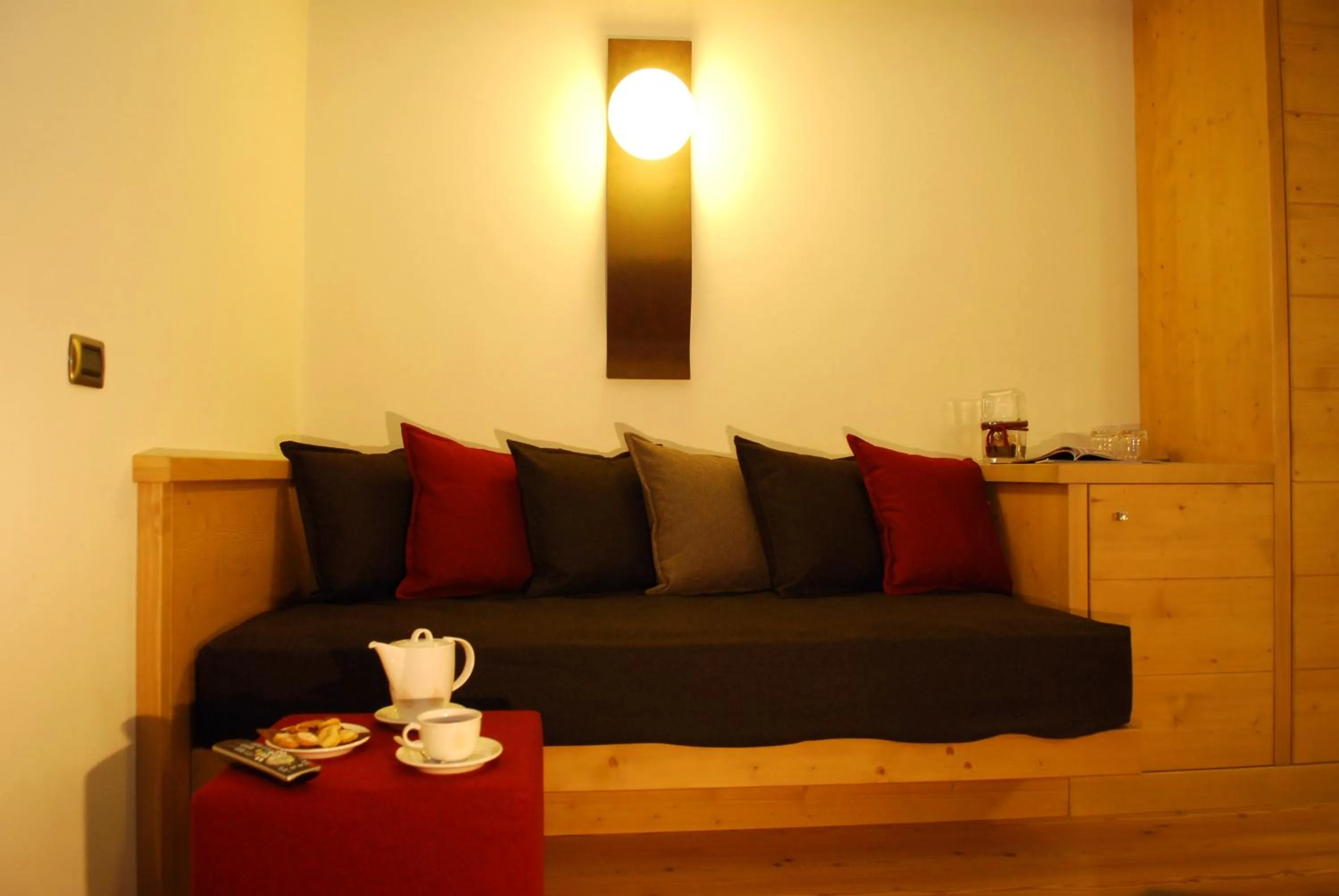 Coffee/tea facilities, Bed in Alpen Hotel Chalet