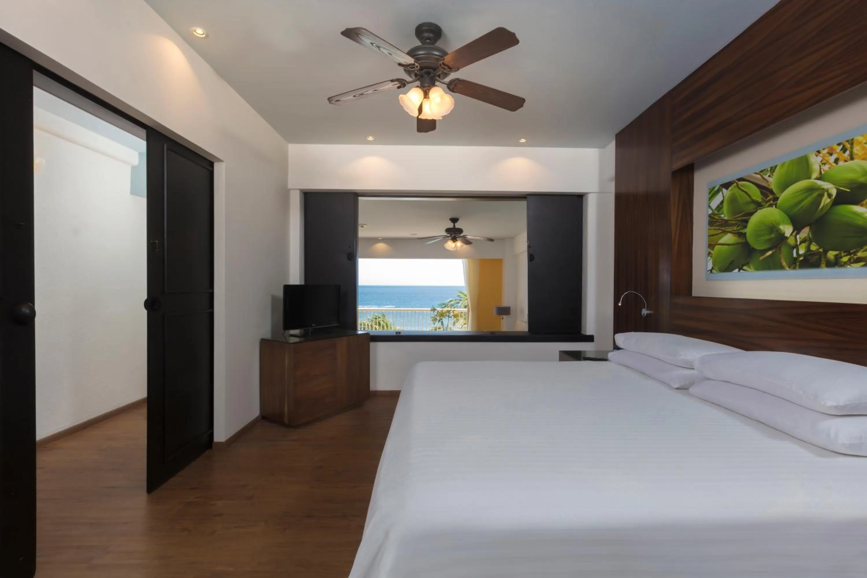 Photo of the whole room, Bed in Krystal Grand Nuevo Vallarta