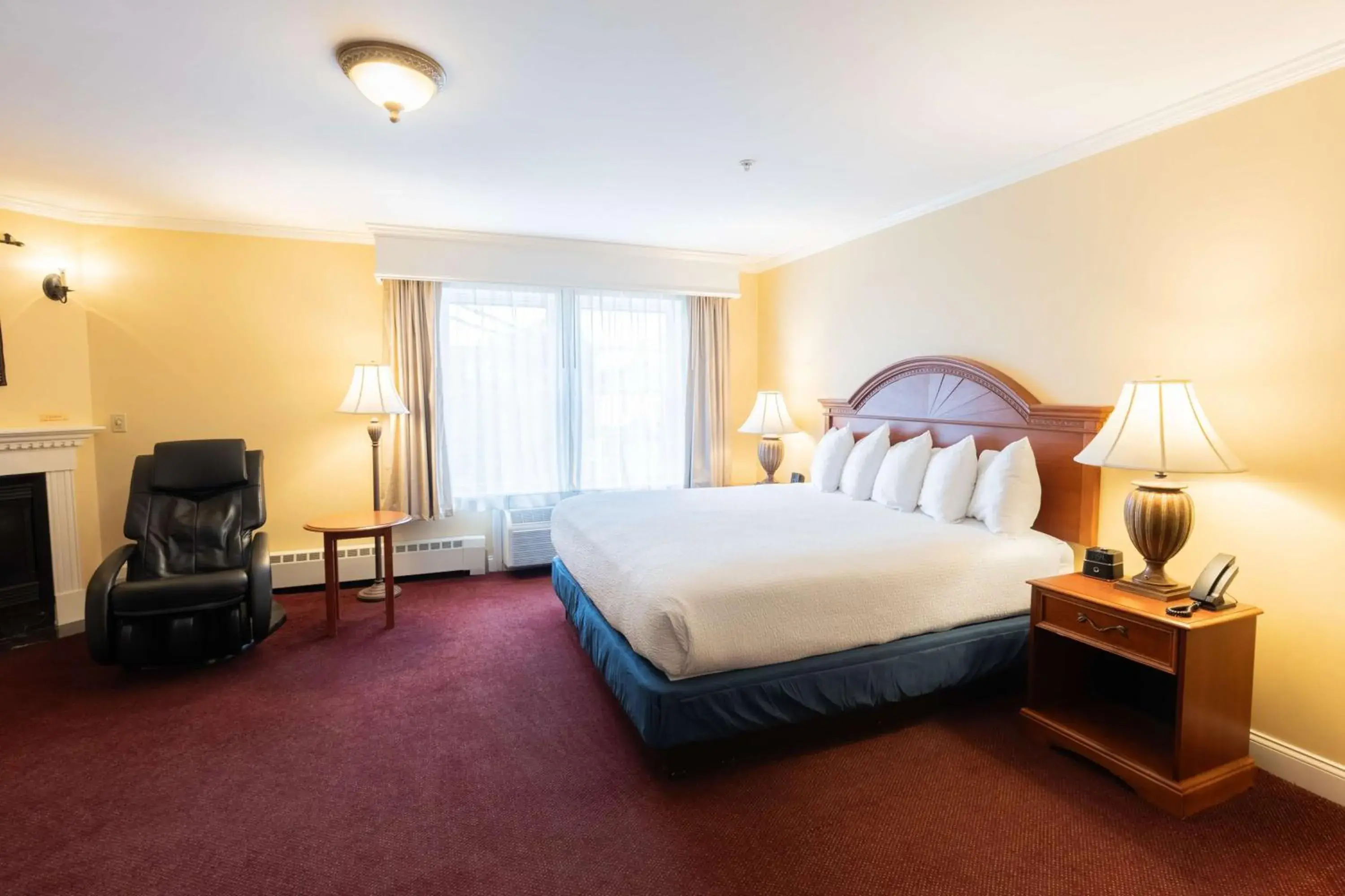 King Suite with Bath Tub and Fireplace - Mobility Accessible in Best Western White House Inn King Suite with Bath Tub and Fireplace - Mobility Accessible in Best Western White House Inn