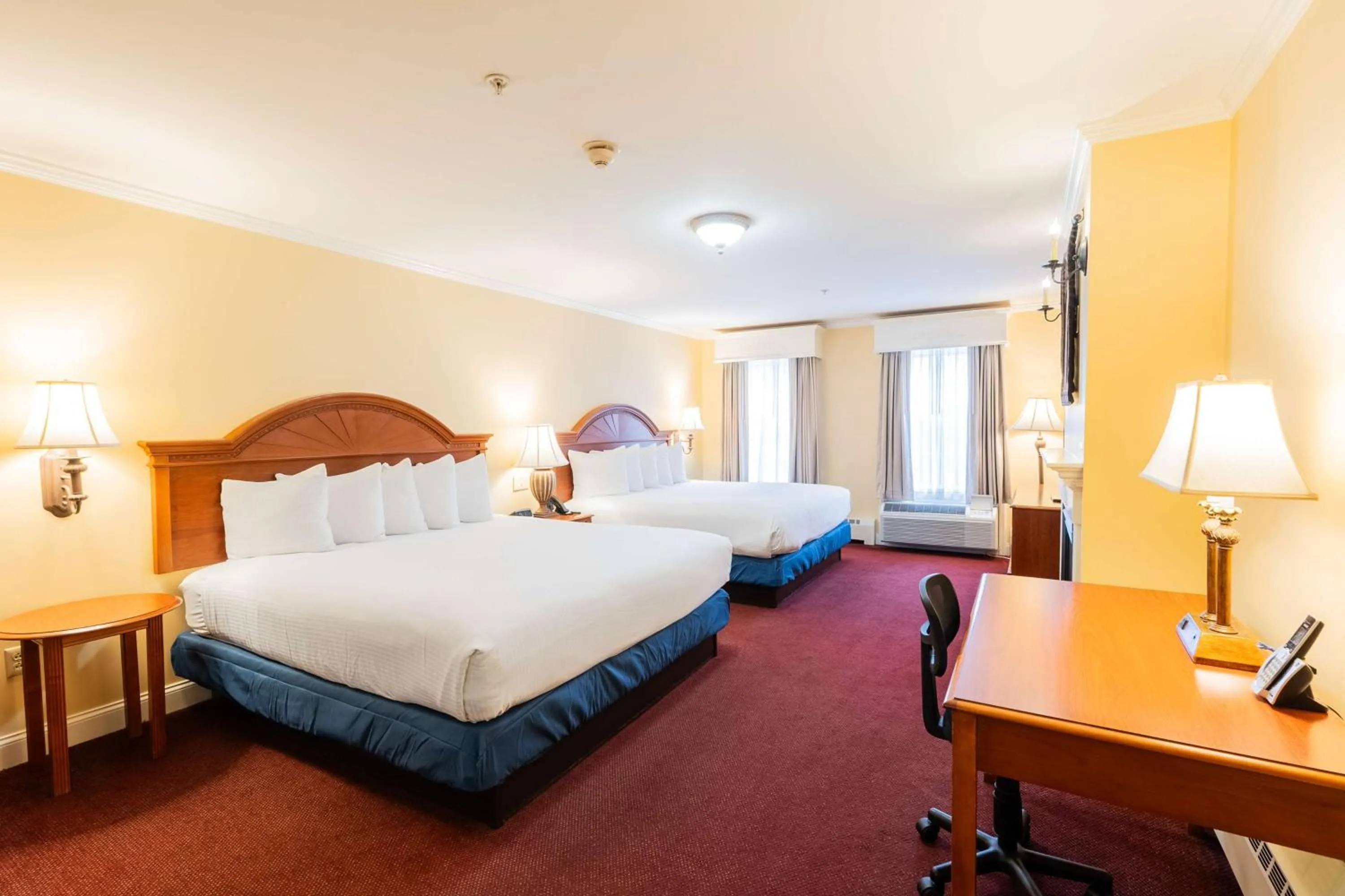 Executive King Suite with Two King Beds and Fireplace - Non-Smoking in Best Western White House Inn