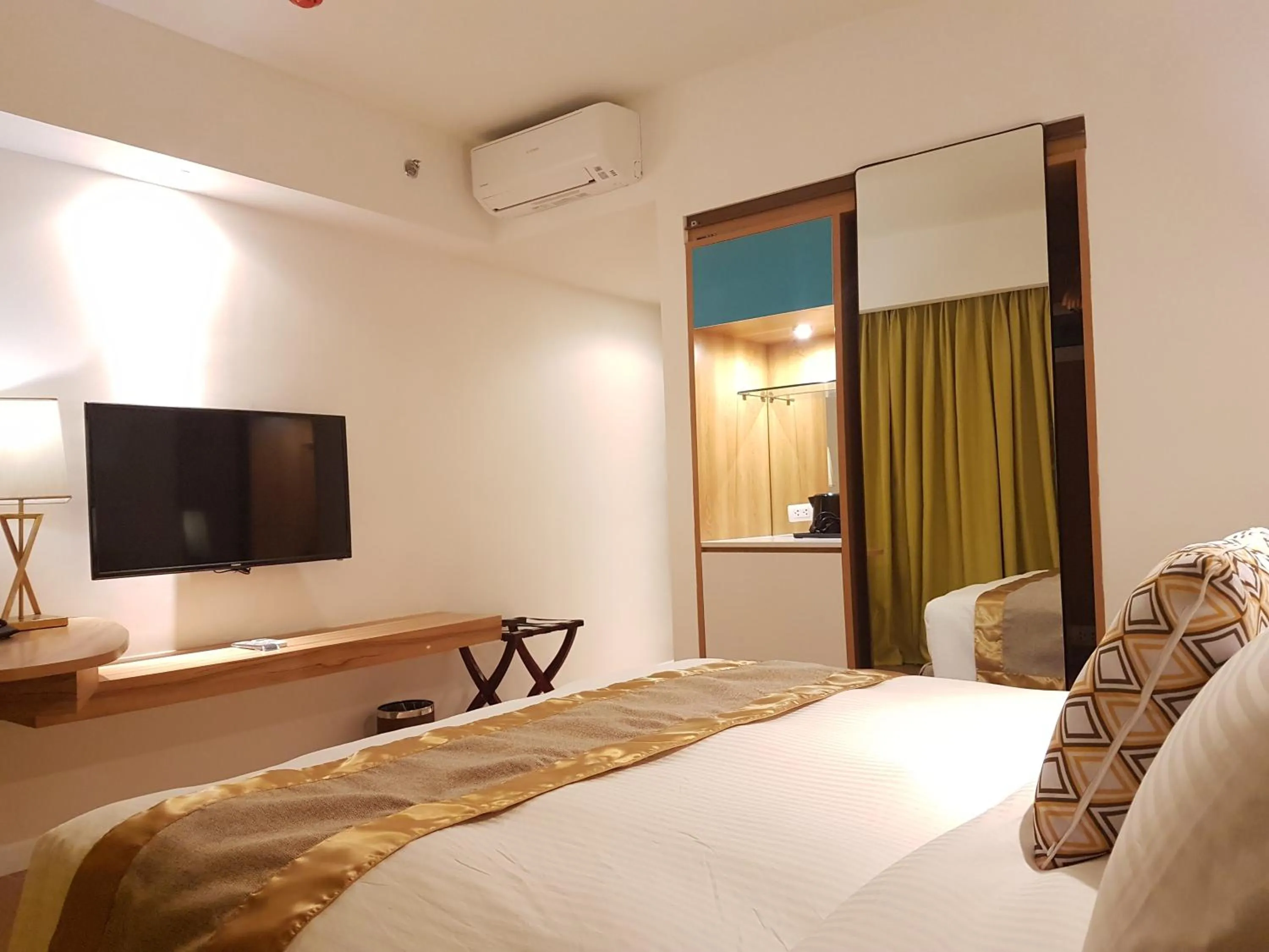 Bedroom, Bed in Ferra Hotel and Garden Suites