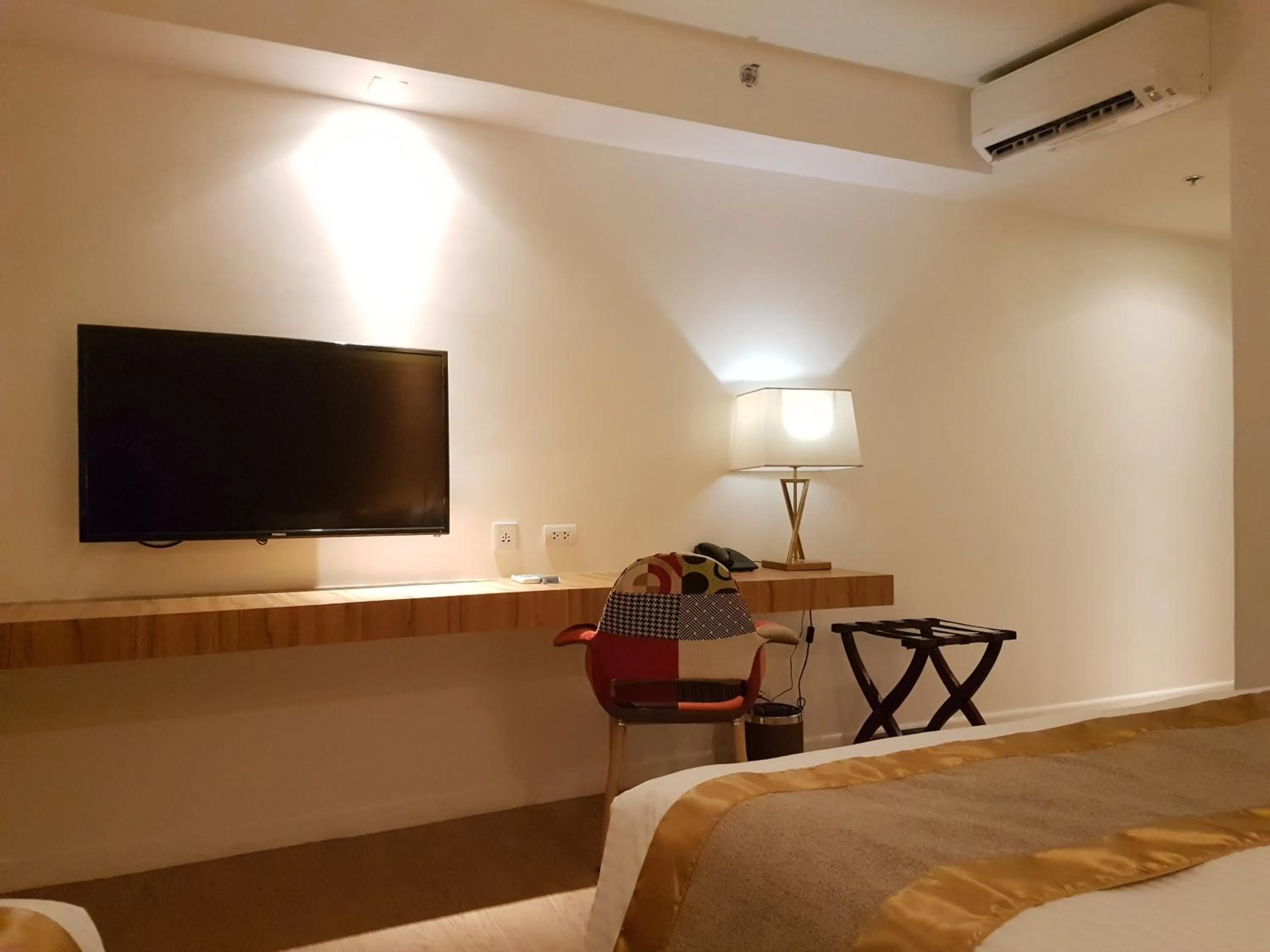 Seating area, Bed in Ferra Hotel and Garden Suites