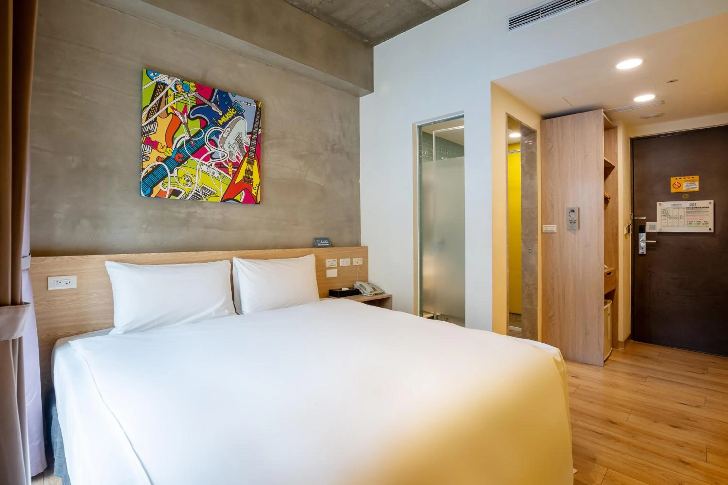 Photo of the whole room, Bed in CHECK inn Express Taichung Yizhong