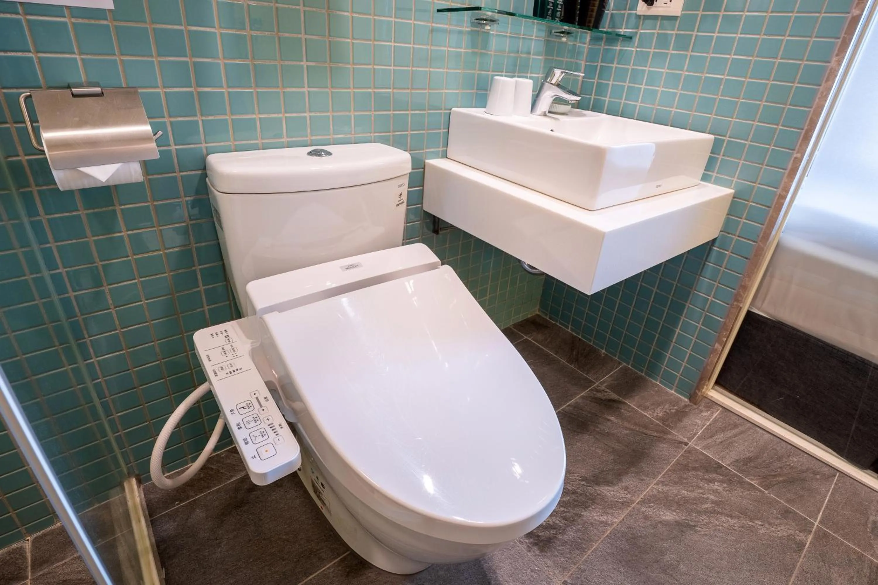 Toilet in CHECK inn Express Taichung Yizhong