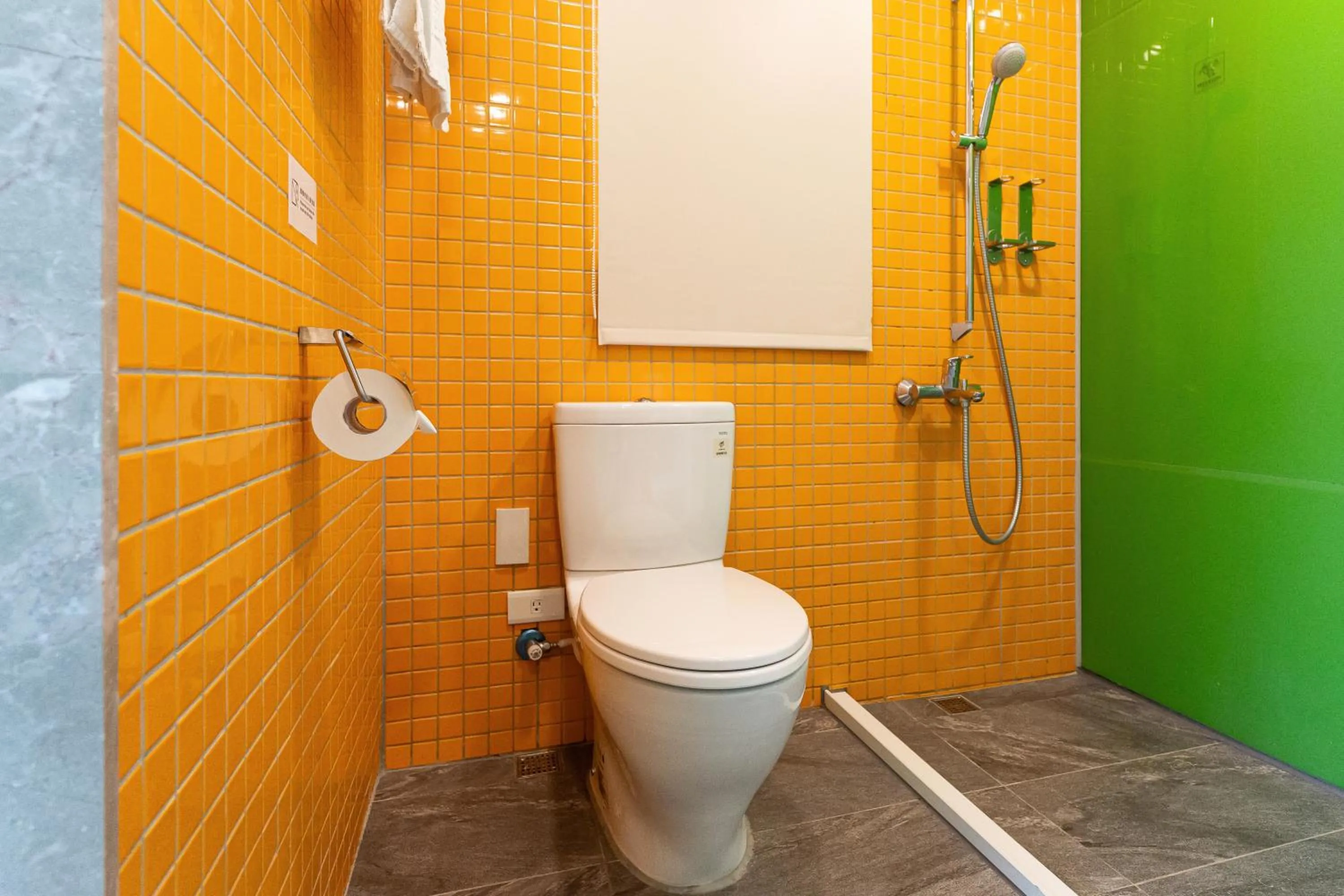 Shower in CHECK inn Express Taichung Yizhong