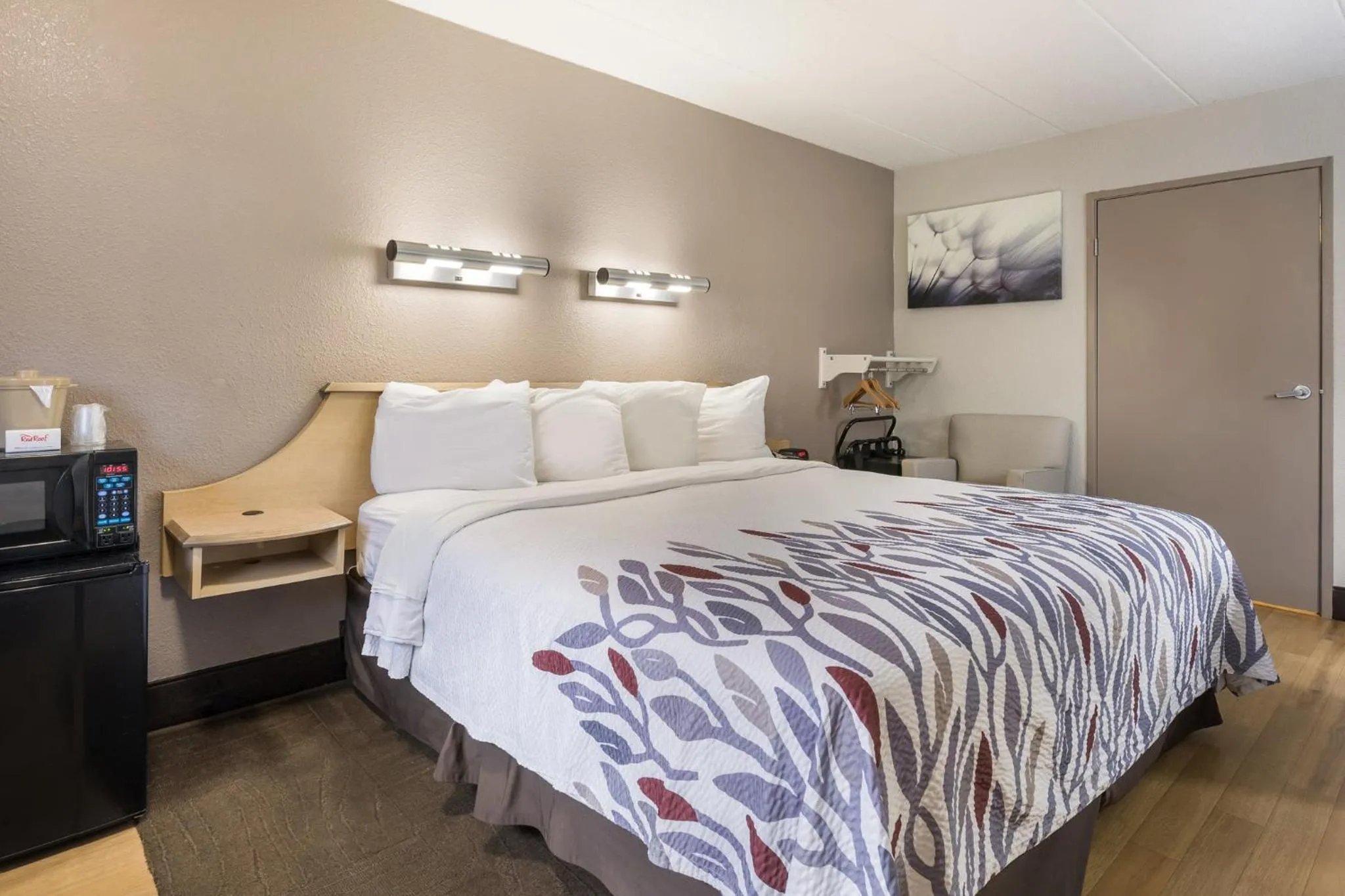 Photo of the whole room, Bed in Red Roof Inn Rockford East - Casino District