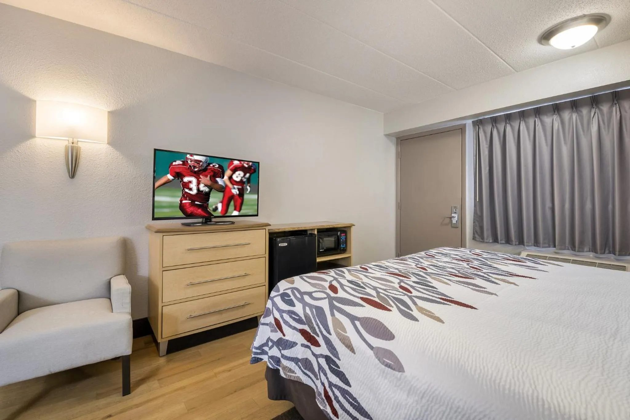 Bedroom, Bed in Red Roof Inn Rockford East - Casino District