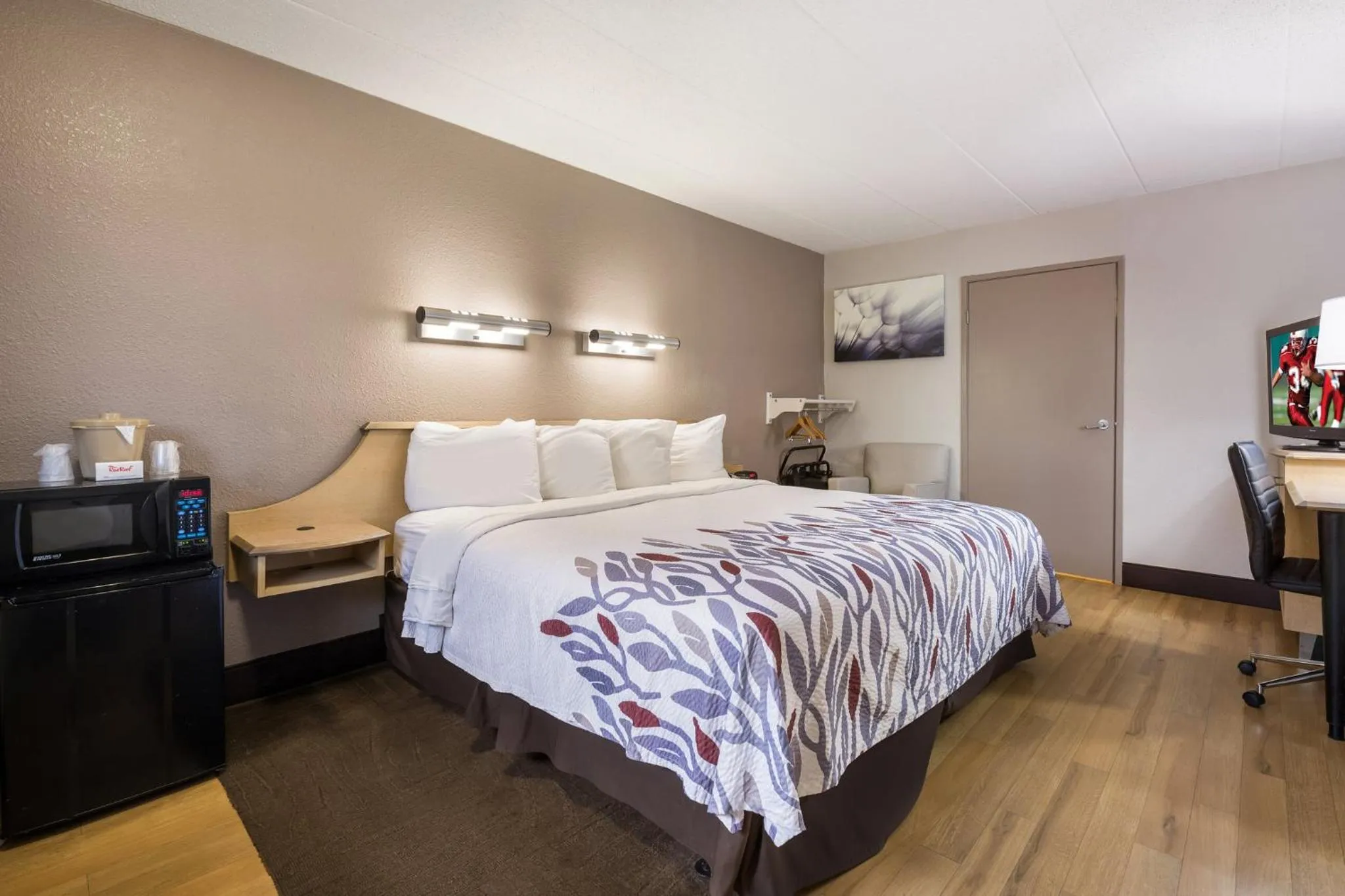 Photo of the whole room, Bed in Red Roof Inn Rockford East - Casino District