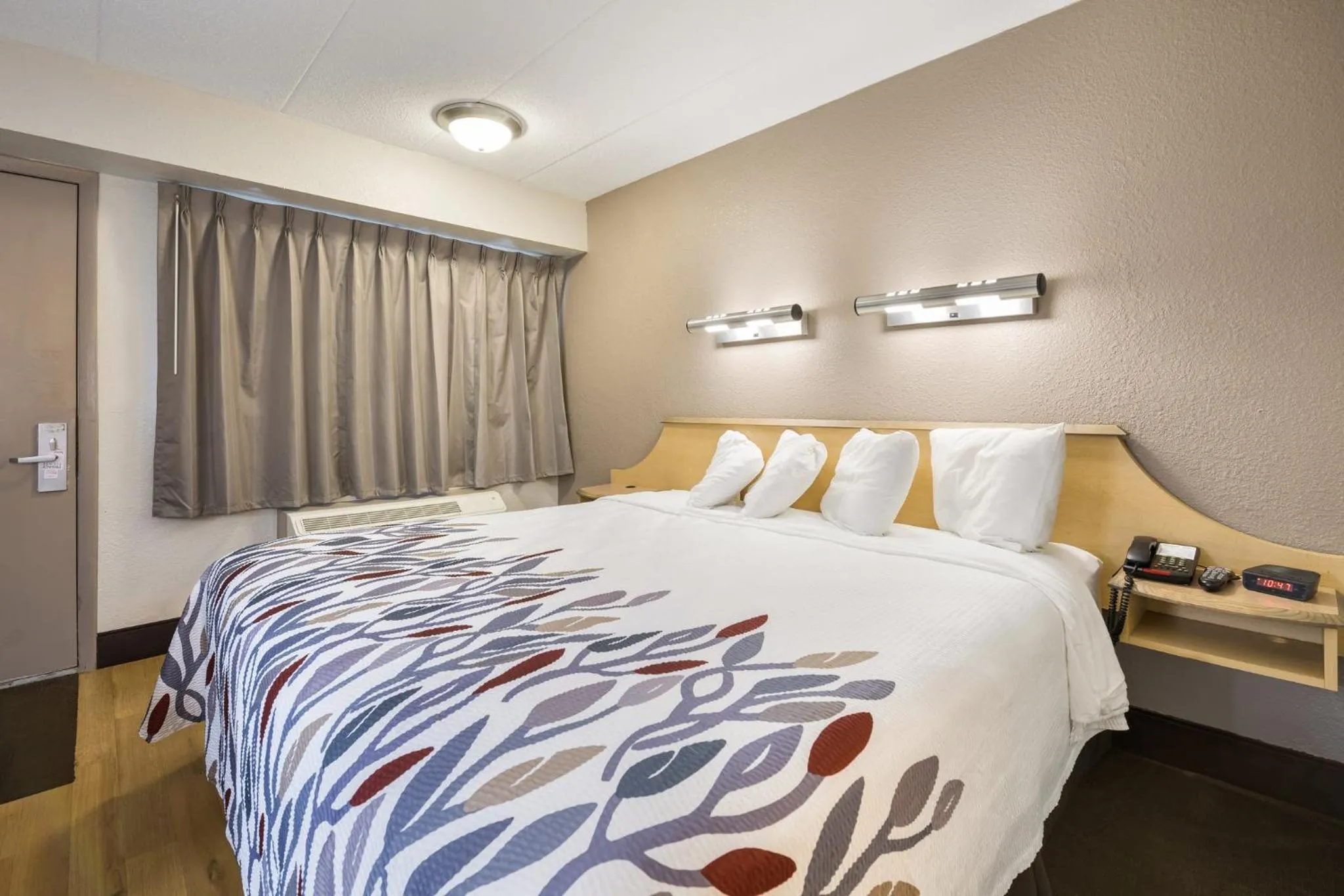 Bedroom, Bed in Red Roof Inn Rockford East - Casino District