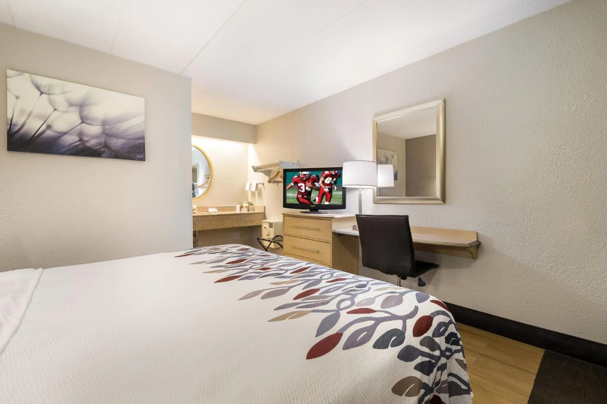 Bedroom, Bed in Red Roof Inn Rockford East - Casino District