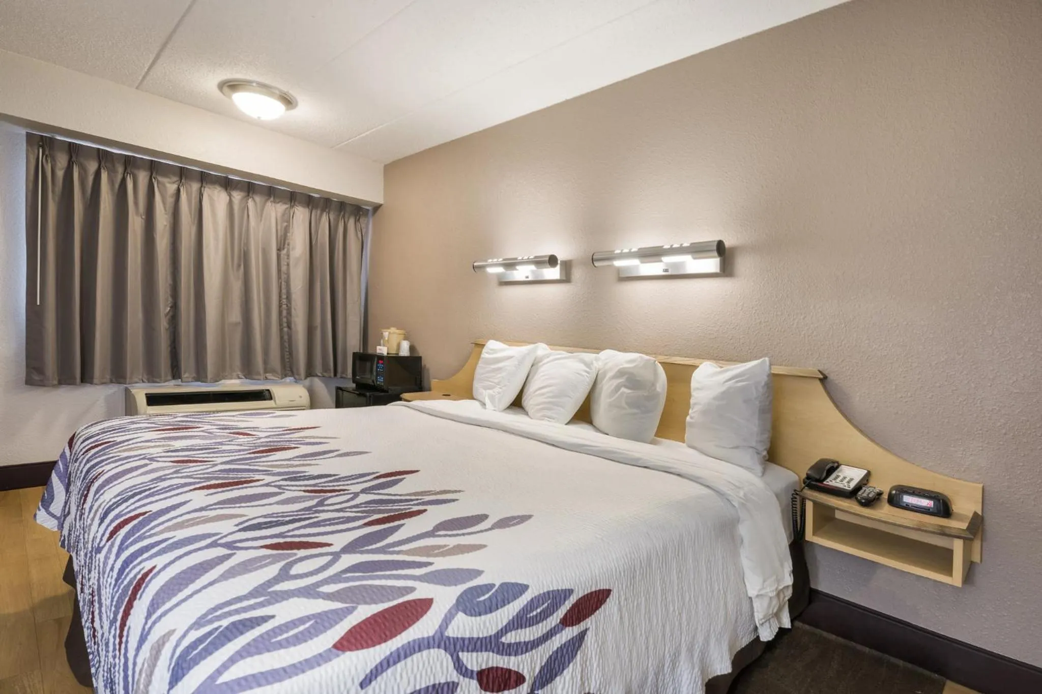 Photo of the whole room, Bed in Red Roof Inn Rockford East - Casino District