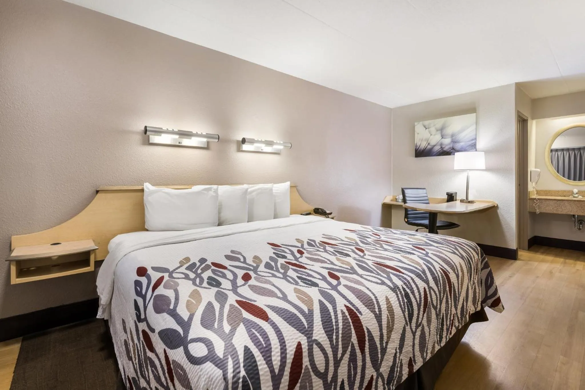 Bedroom, Bed in Red Roof Inn Rockford East - Casino District