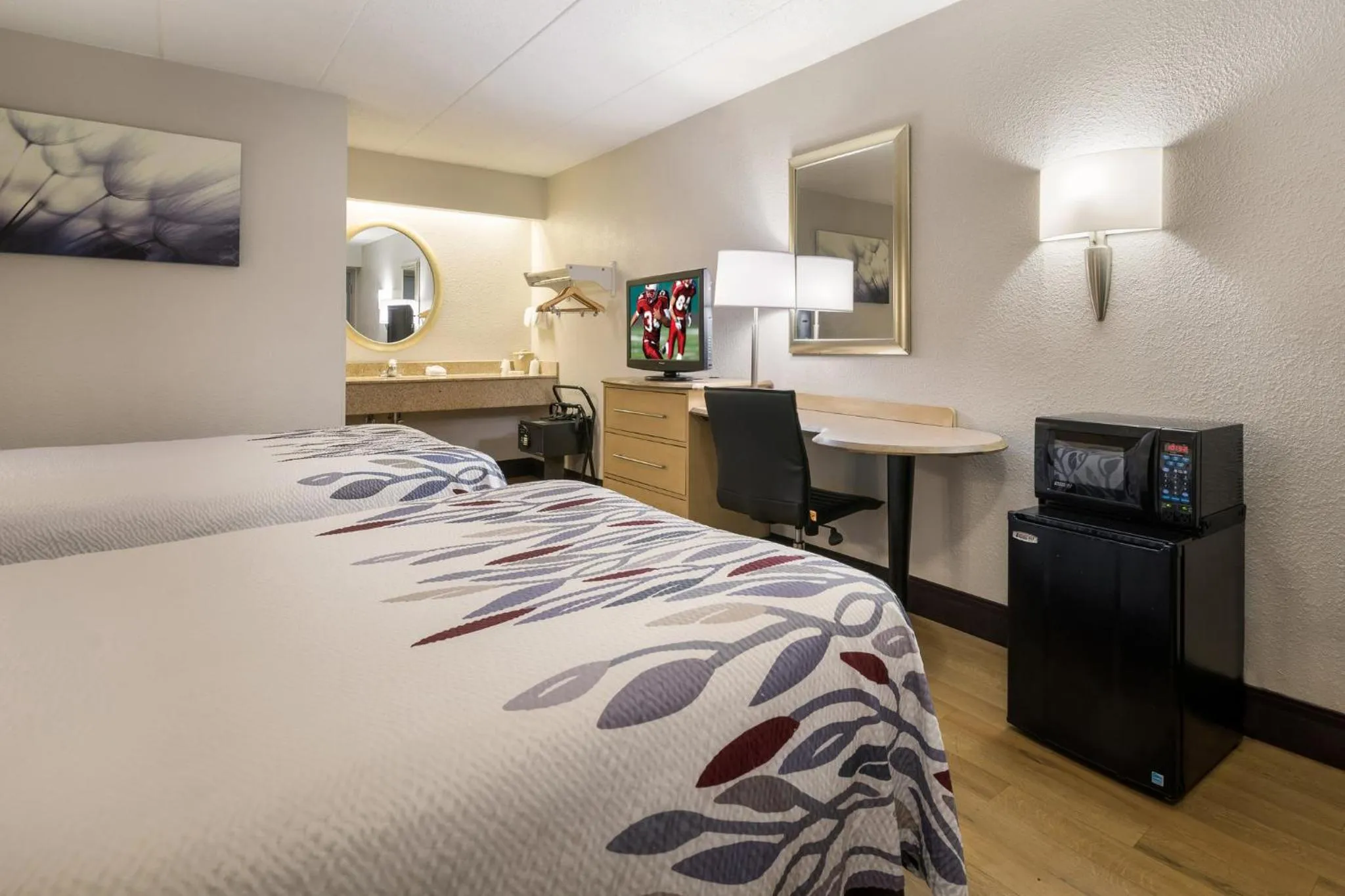 Photo of the whole room, Bed in Red Roof Inn Rockford East - Casino District