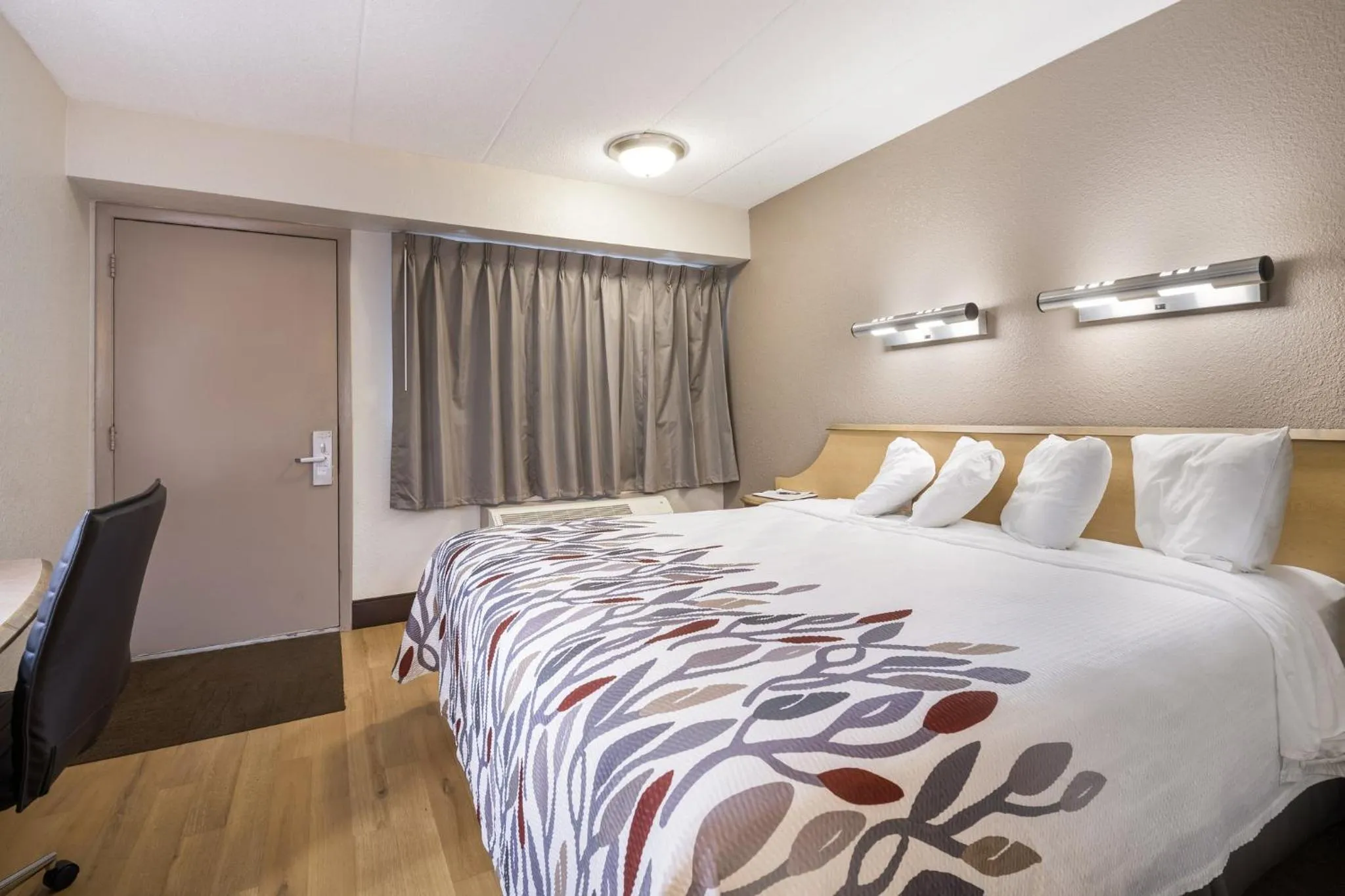 Bedroom, Bed in Red Roof Inn Rockford East - Casino District