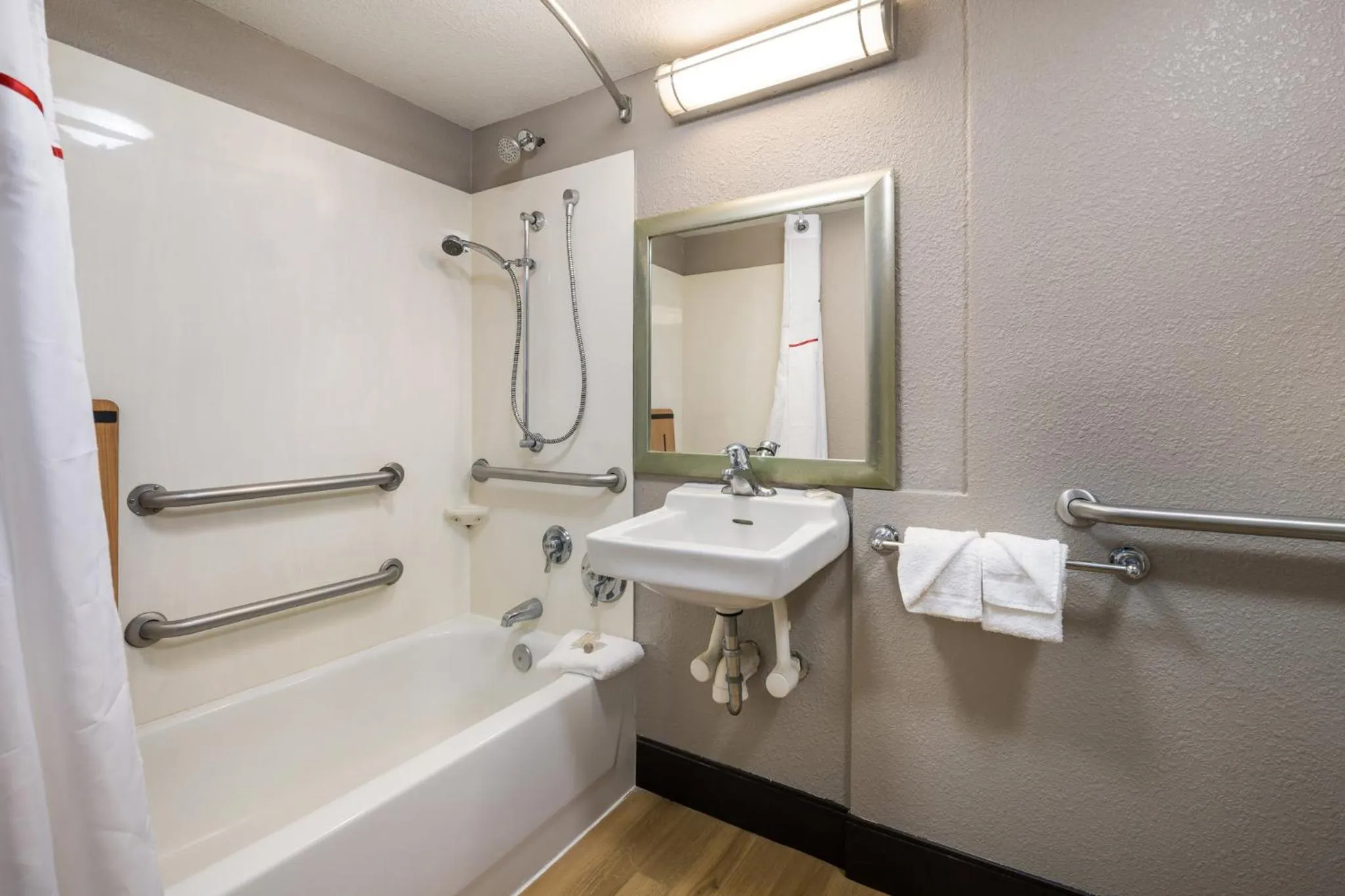 Bathroom in Red Roof Inn Rockford East - Casino District