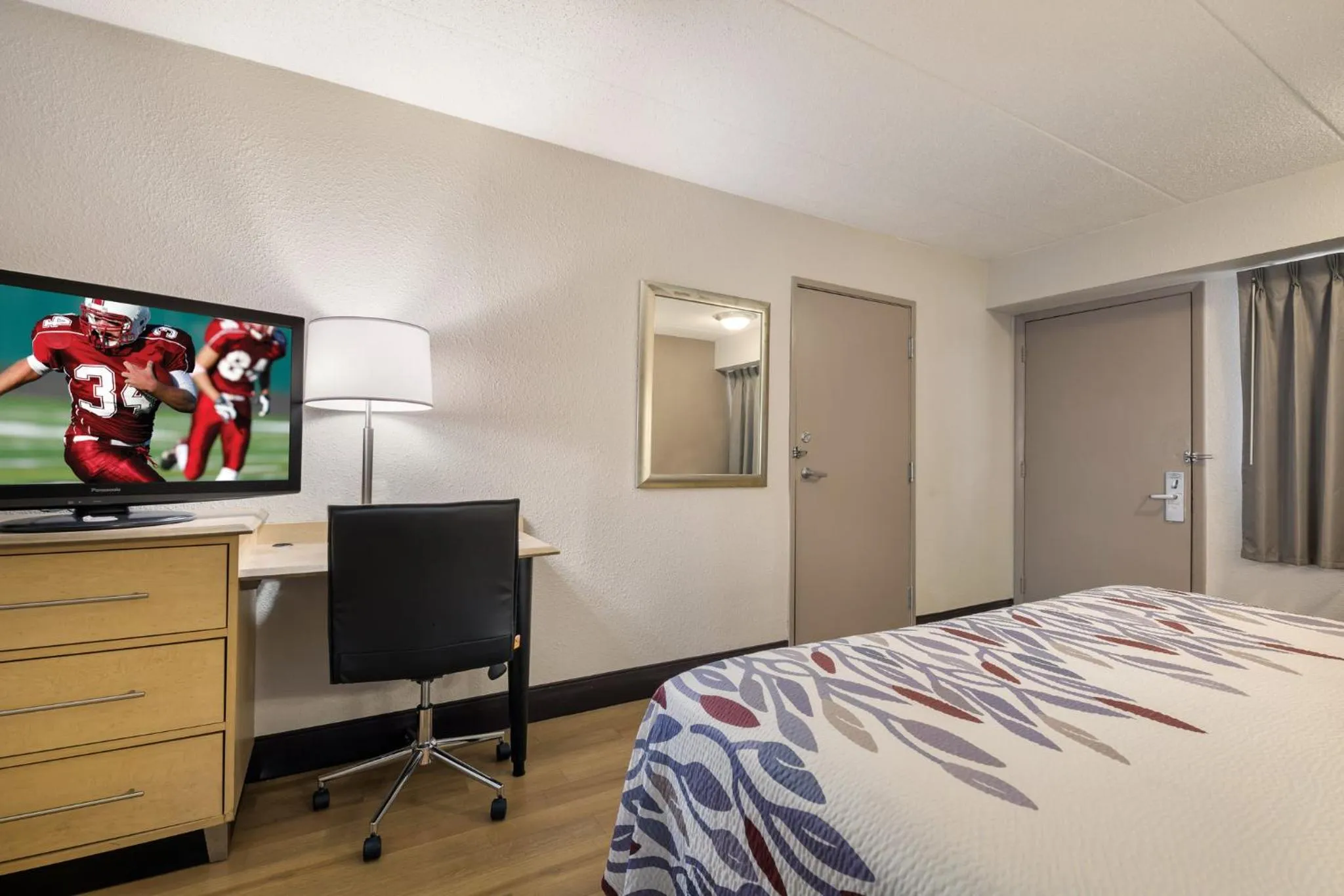 Photo of the whole room, Bed in Red Roof Inn Rockford East - Casino District