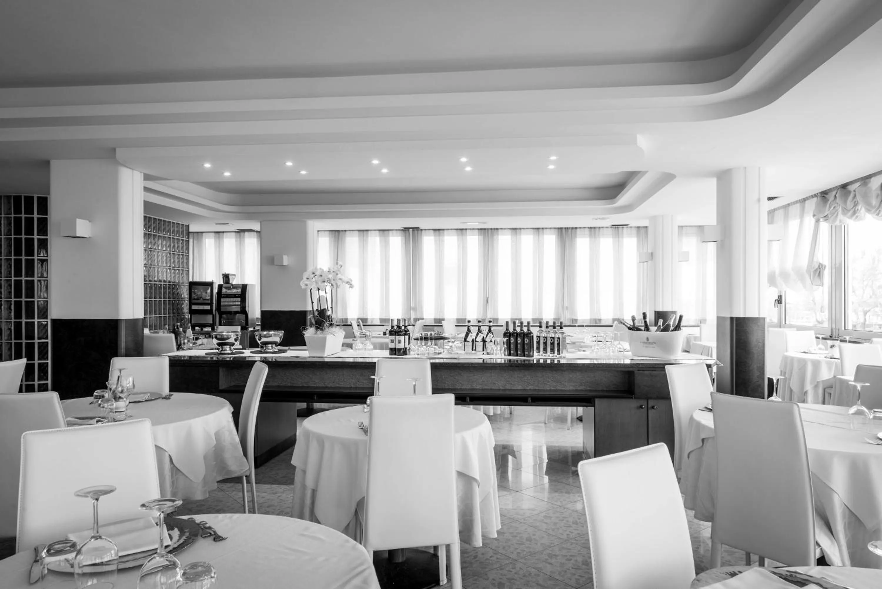 Restaurant/places to eat in Hotel Commodore