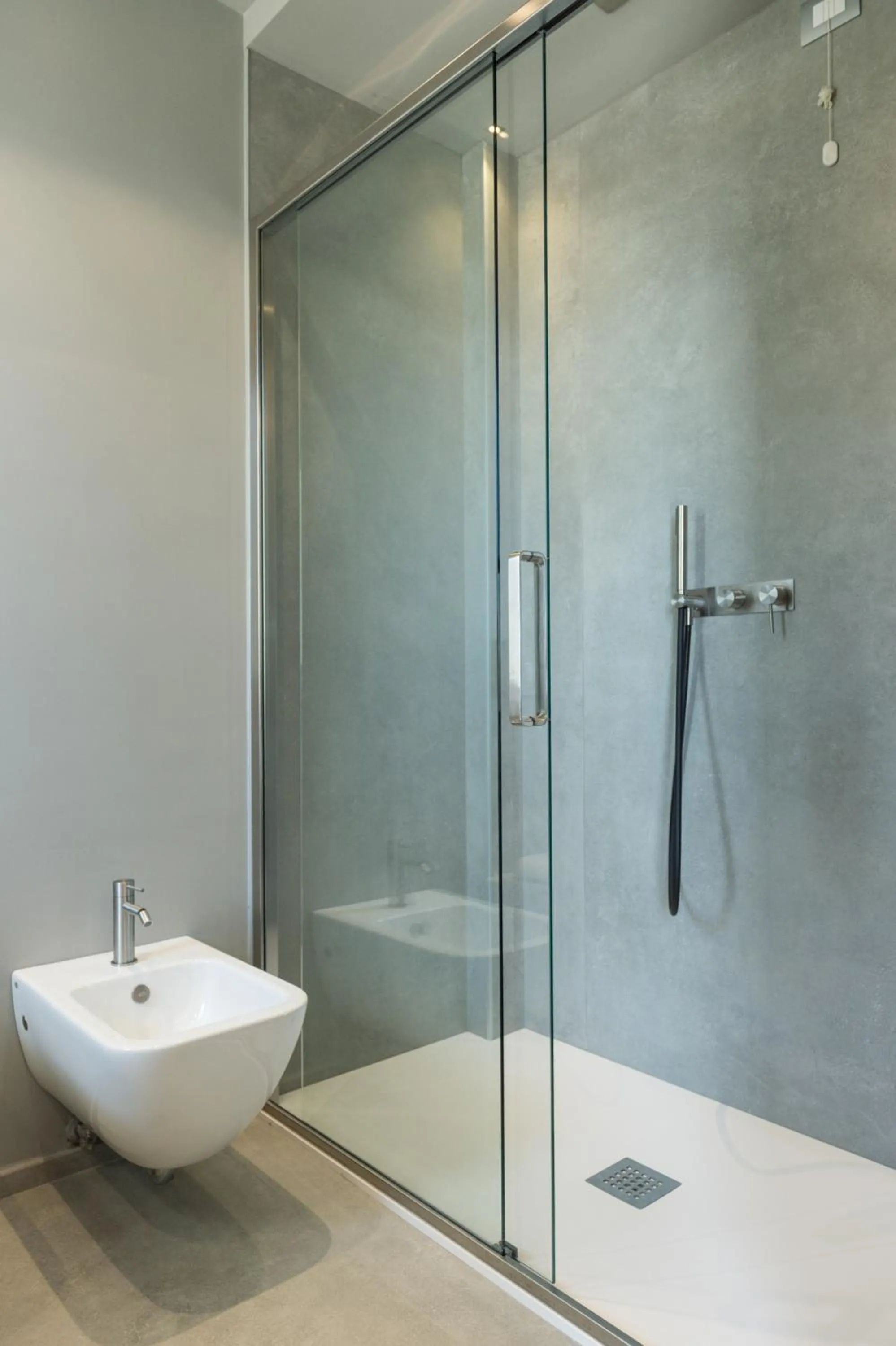 Shower in Hotel Commodore