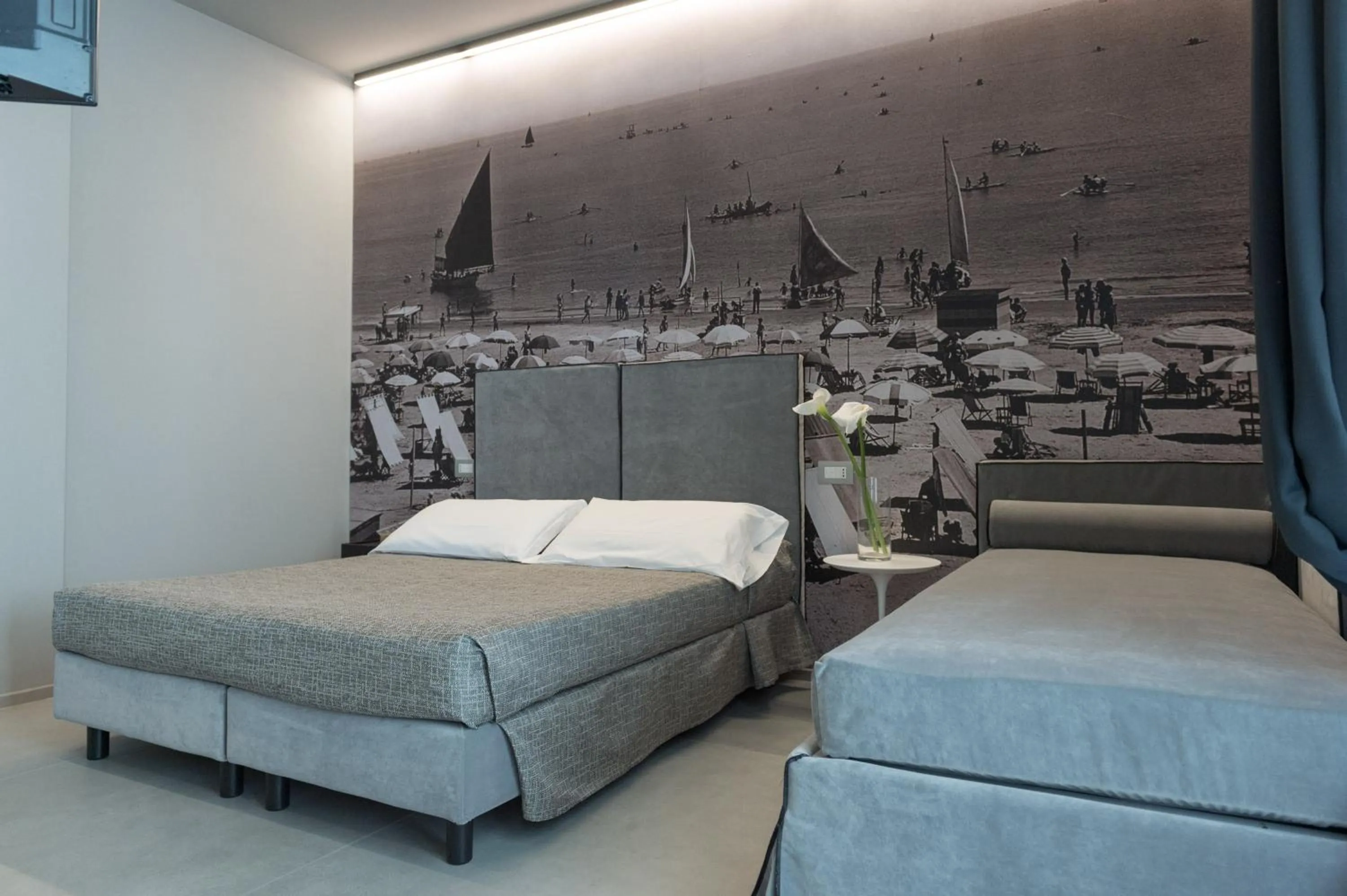 Photo of the whole room, Bed in Hotel Commodore