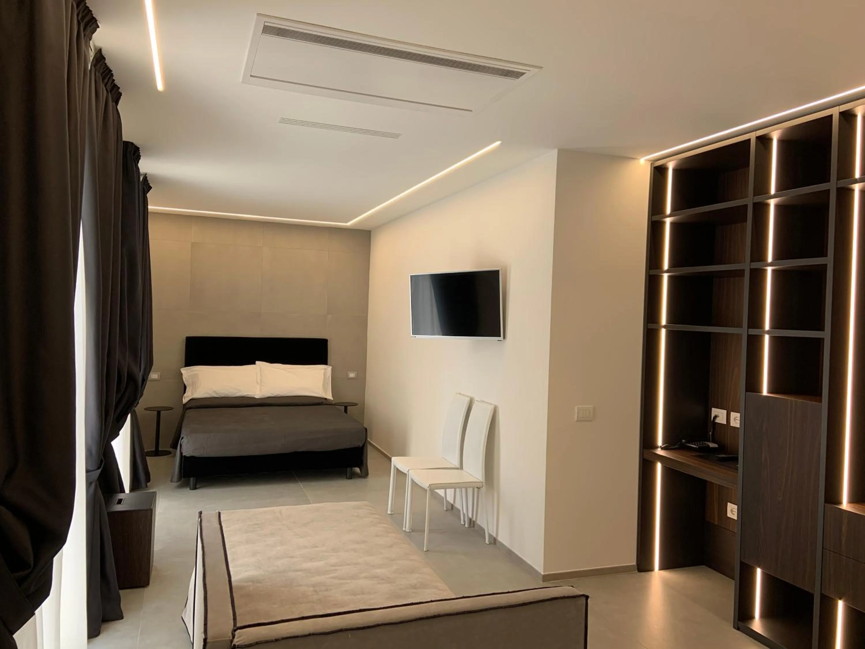 Photo of the whole room, Bed in Hotel Commodore