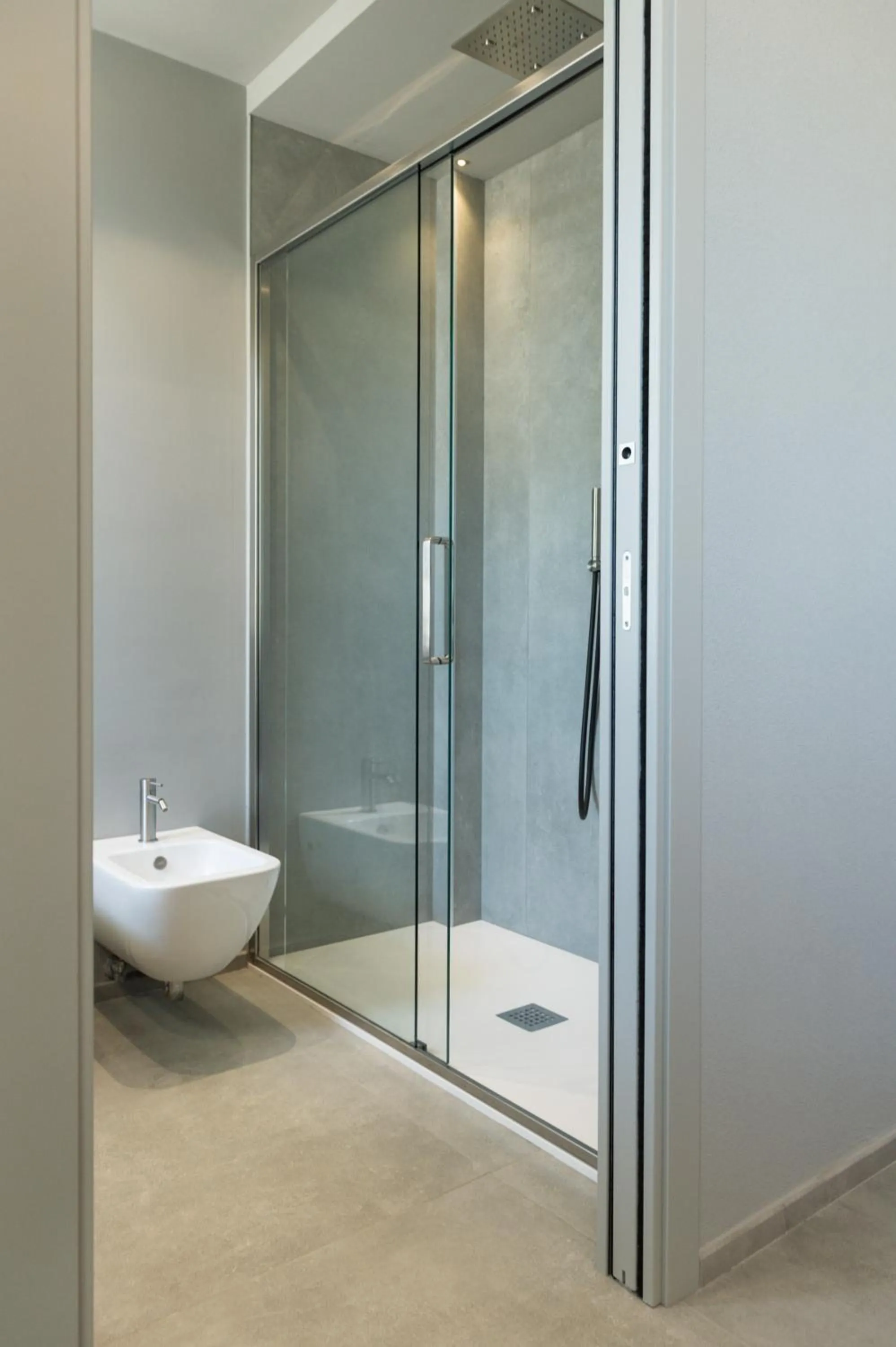 Shower in Hotel Commodore