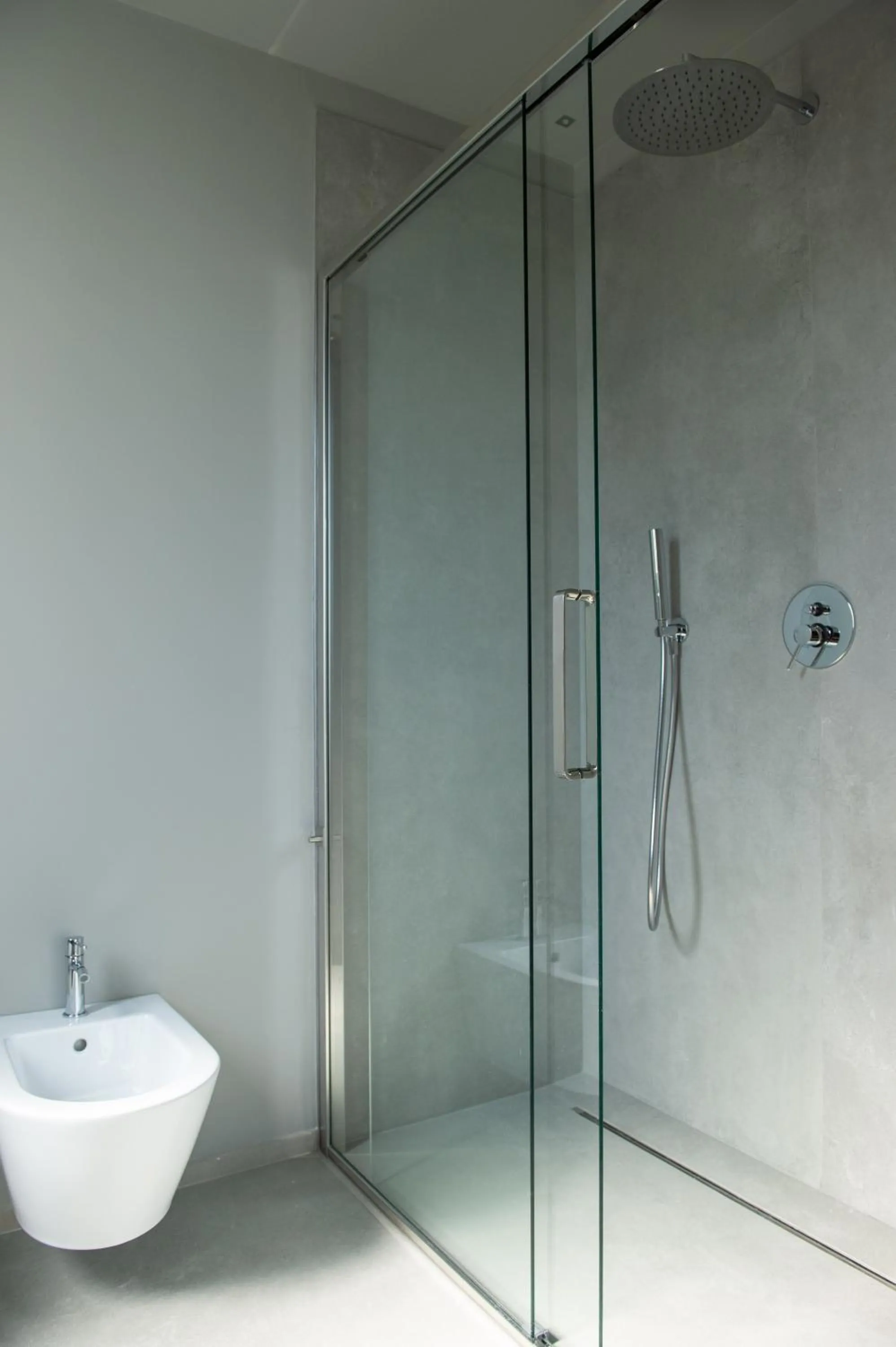 Shower in Hotel Commodore