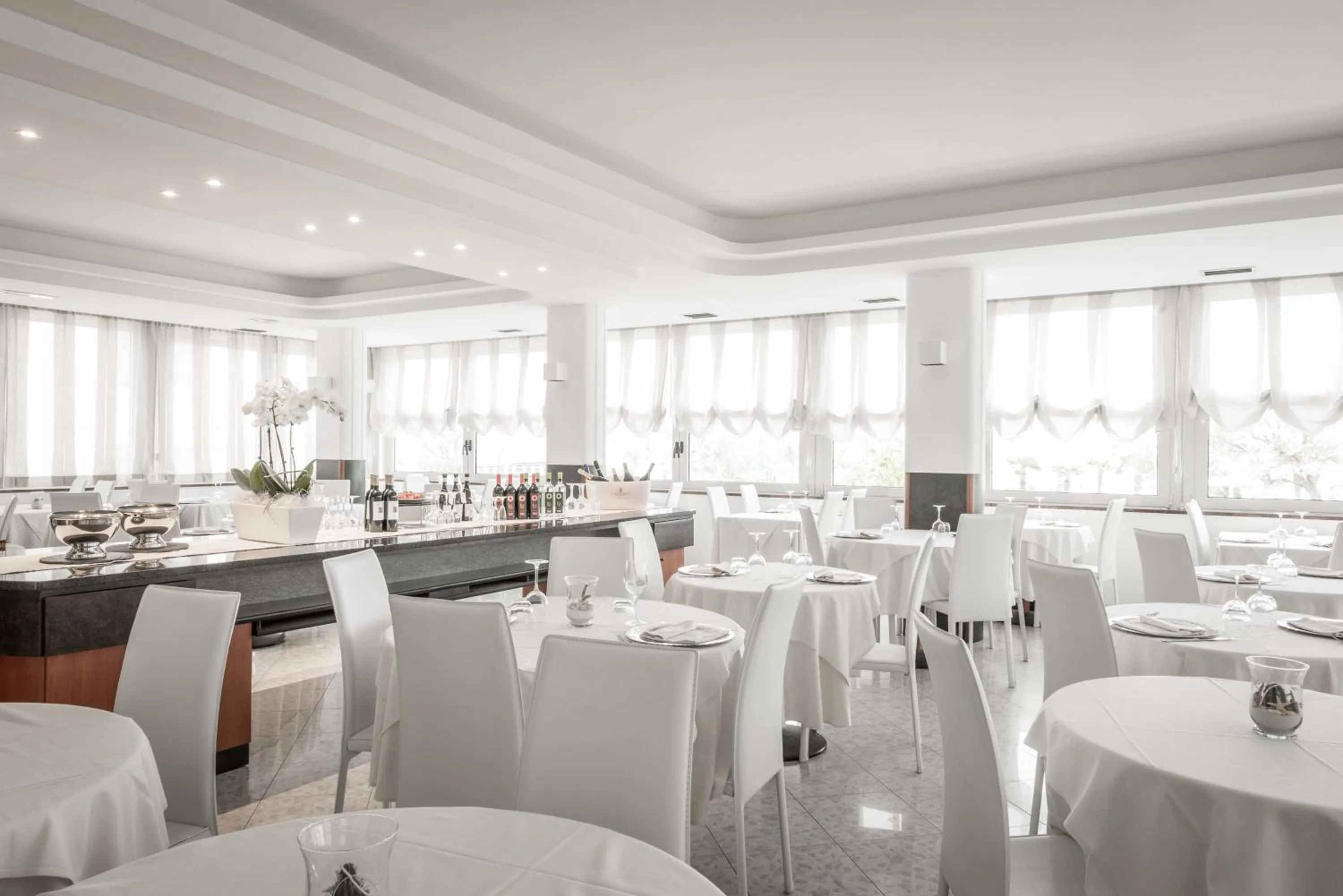 Restaurant/places to eat in Hotel Commodore