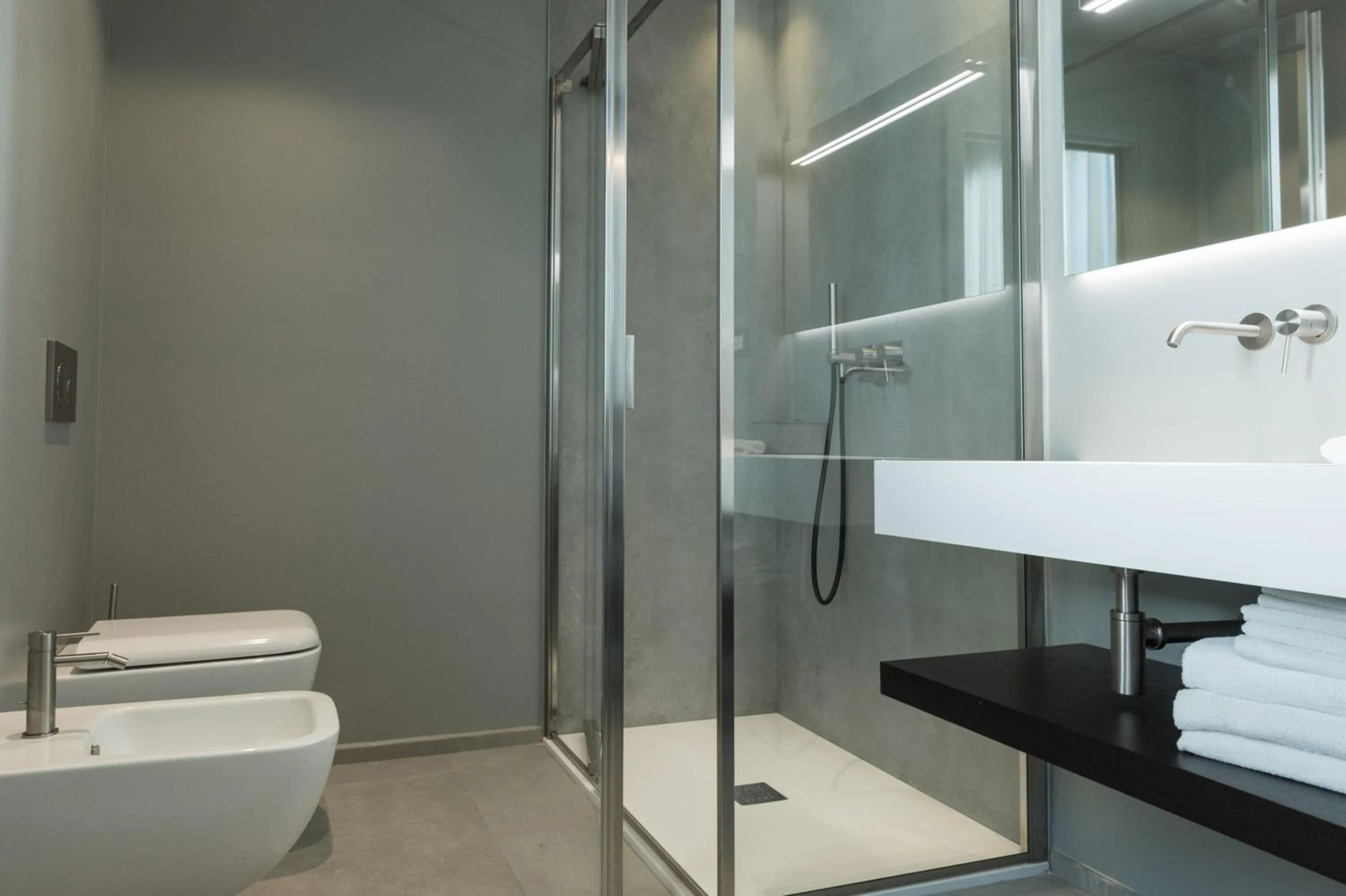 Shower in Hotel Commodore