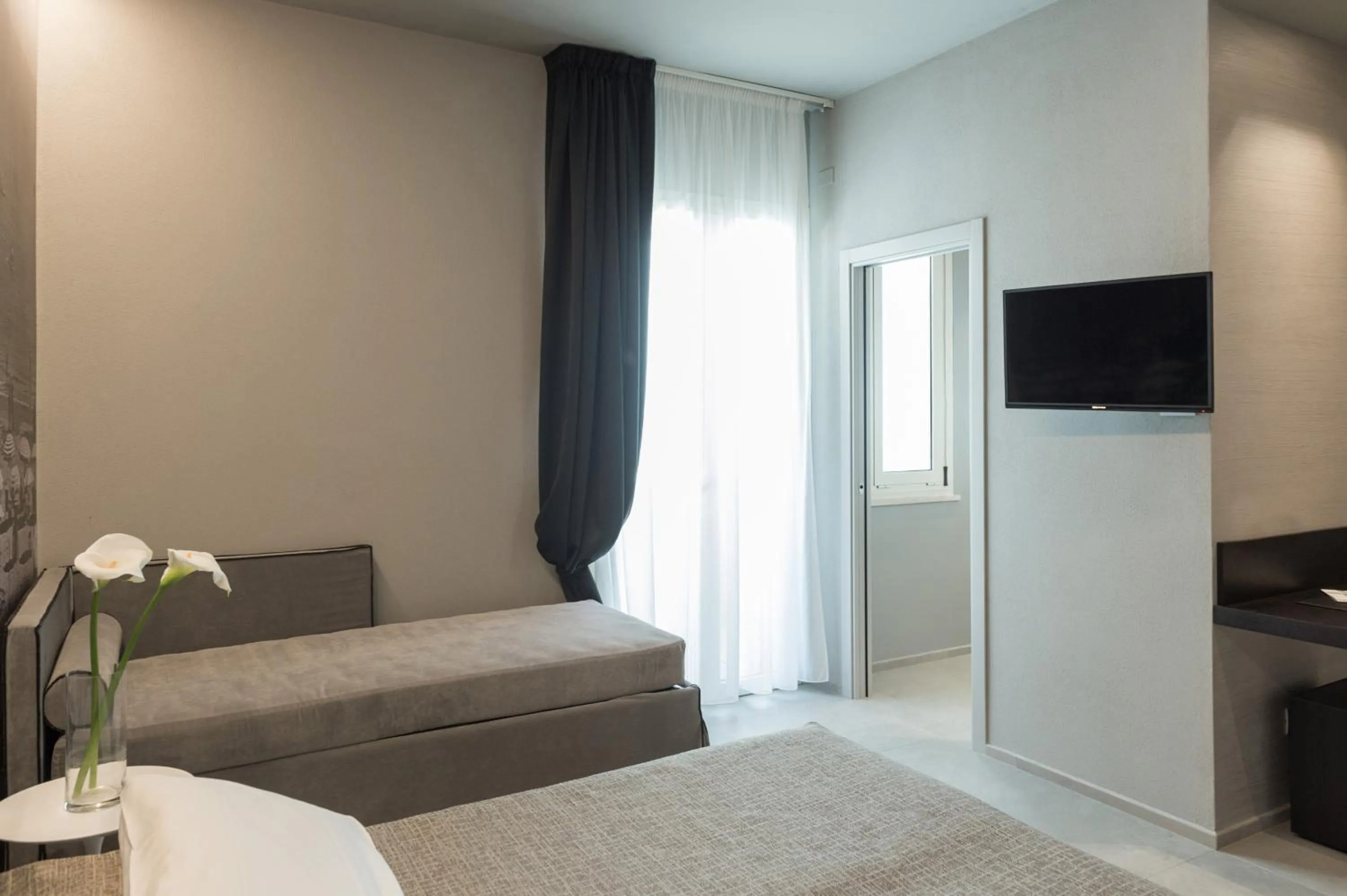 Photo of the whole room, Bed in Hotel Commodore