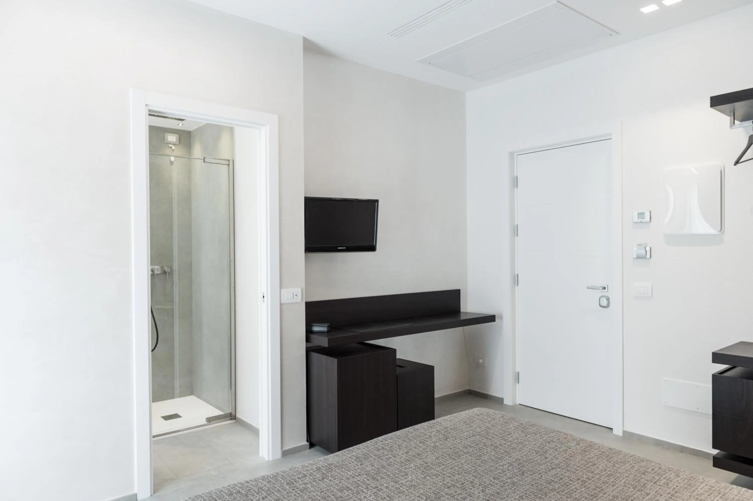 Photo of the whole room, Bed in Hotel Commodore