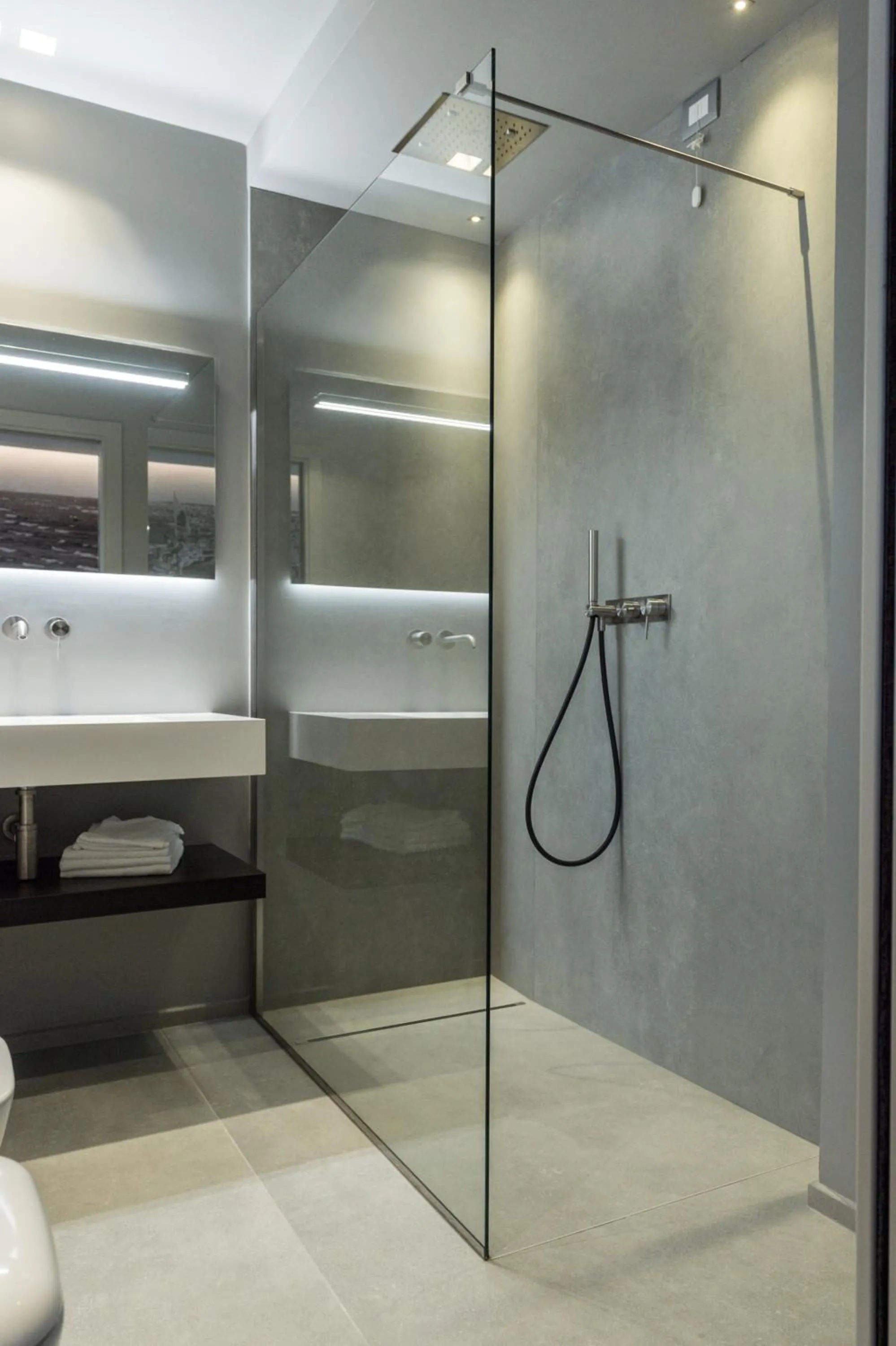 Shower in Hotel Commodore