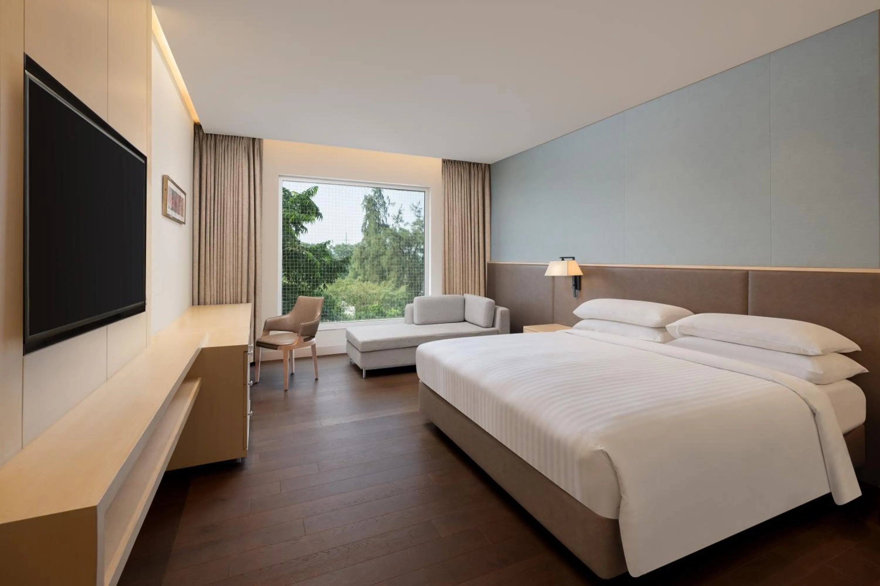 Bedroom, Bed in Indore Marriott Hotel