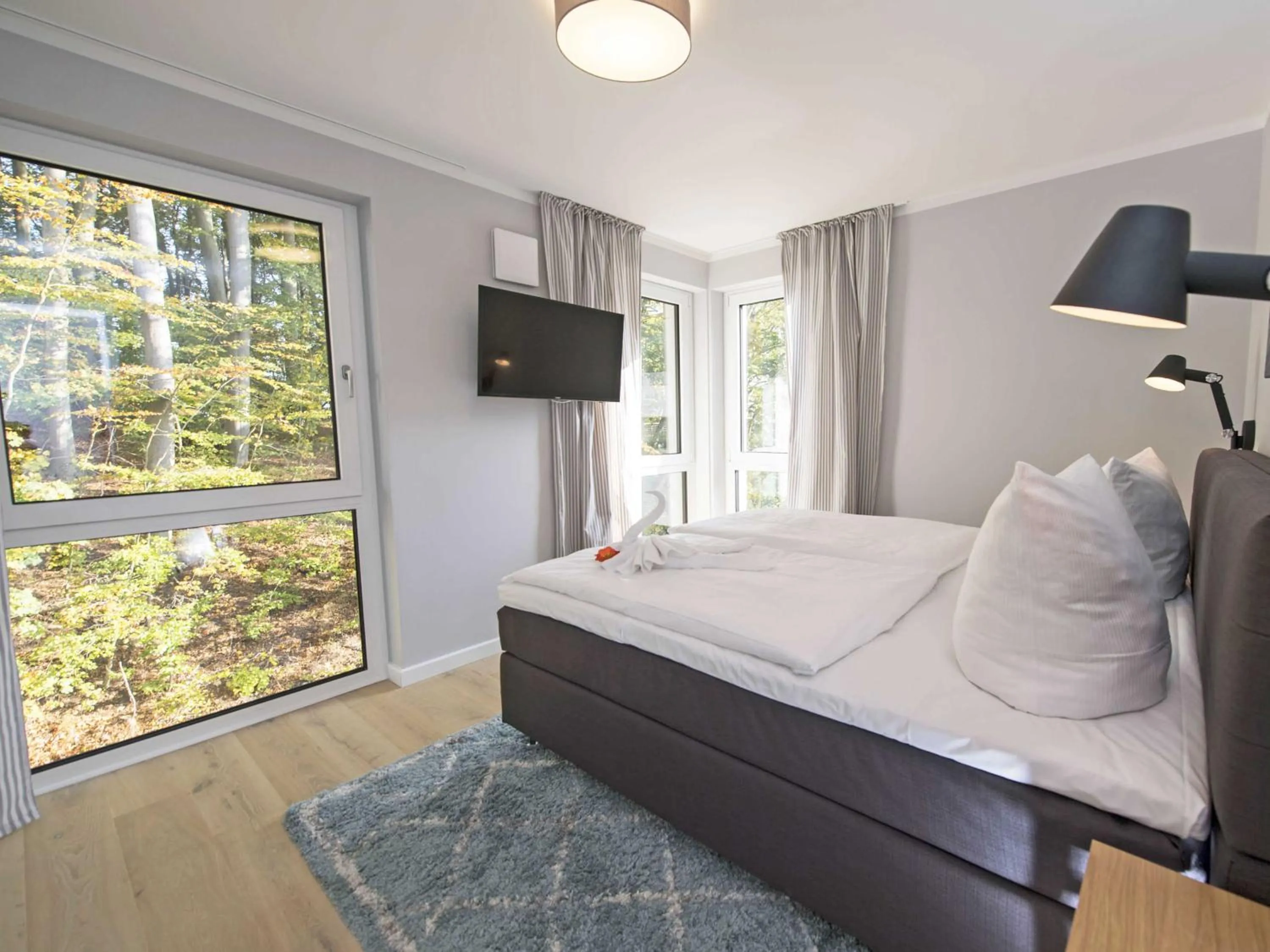 Communal lounge/ TV room, Bed in Haus Königsstuhl in Sellin - Penthouse mit Kamin und Balkon