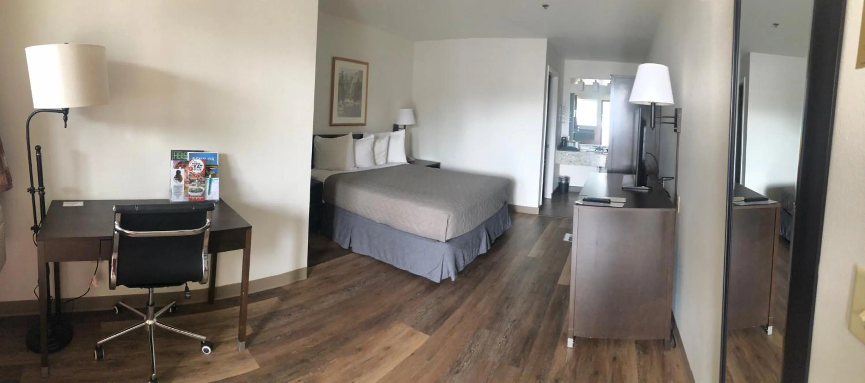 View (from property/room), Bed in Sugarloaf Mountain Motel